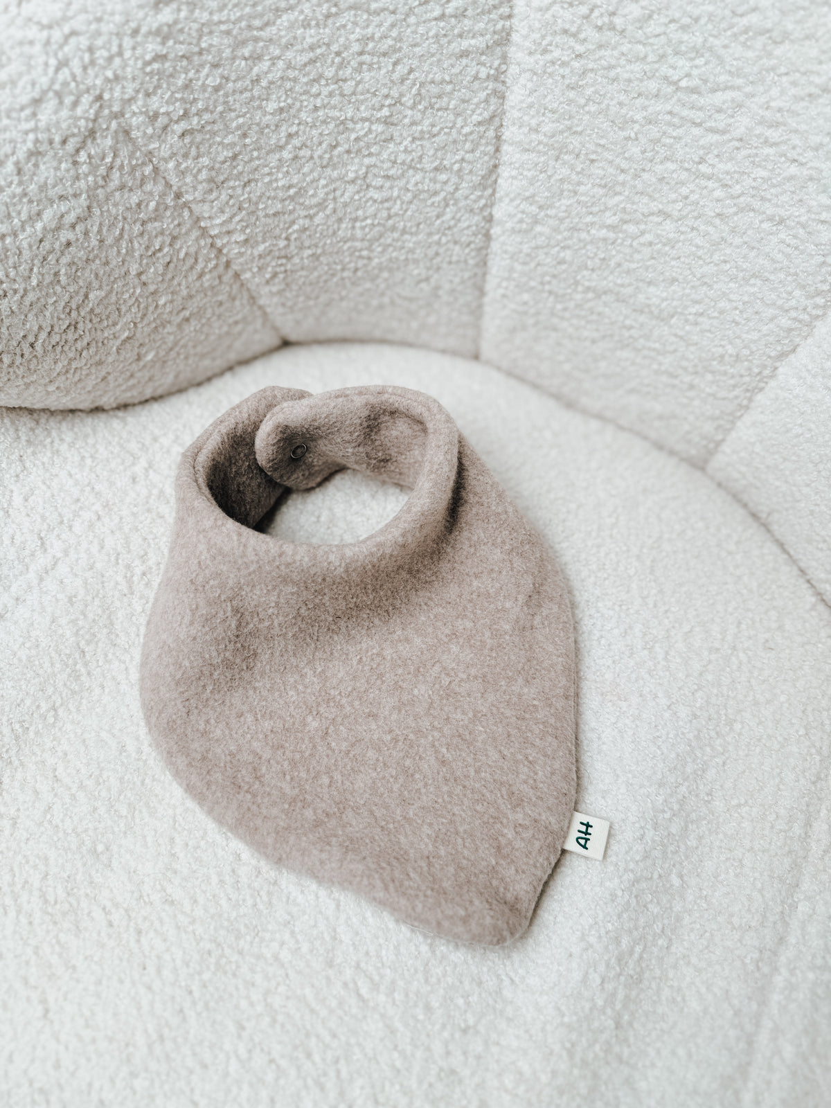 Baby Halstuch aus Baumwollfleece in Beige – Handmade Dreieckstuch (0–18 Monate)