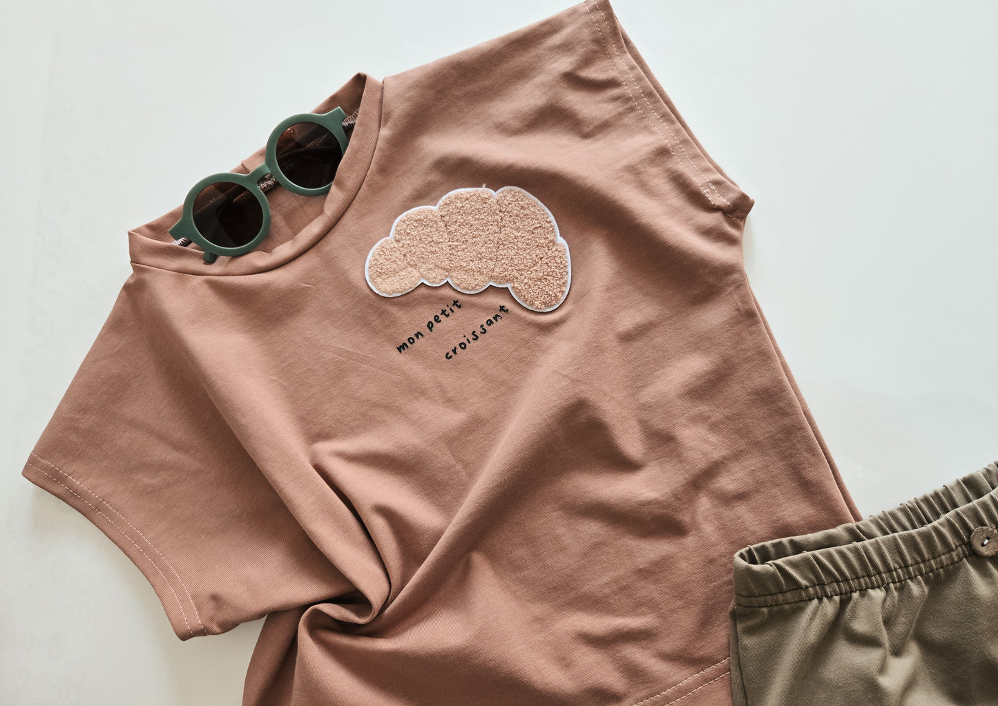 Handmade Oversize Baumwolljersey T Shirt für Babys und Kinder-Mon Petit Croissant (Kakao)