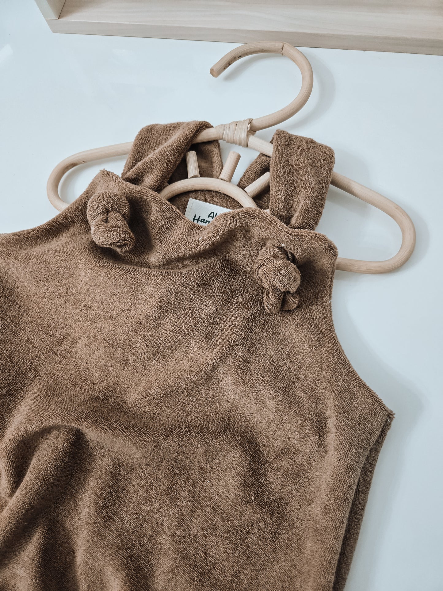 Handgemachte kurze Frottee-Latzhose aus Baumwolle für Babys und Kinder Kakao