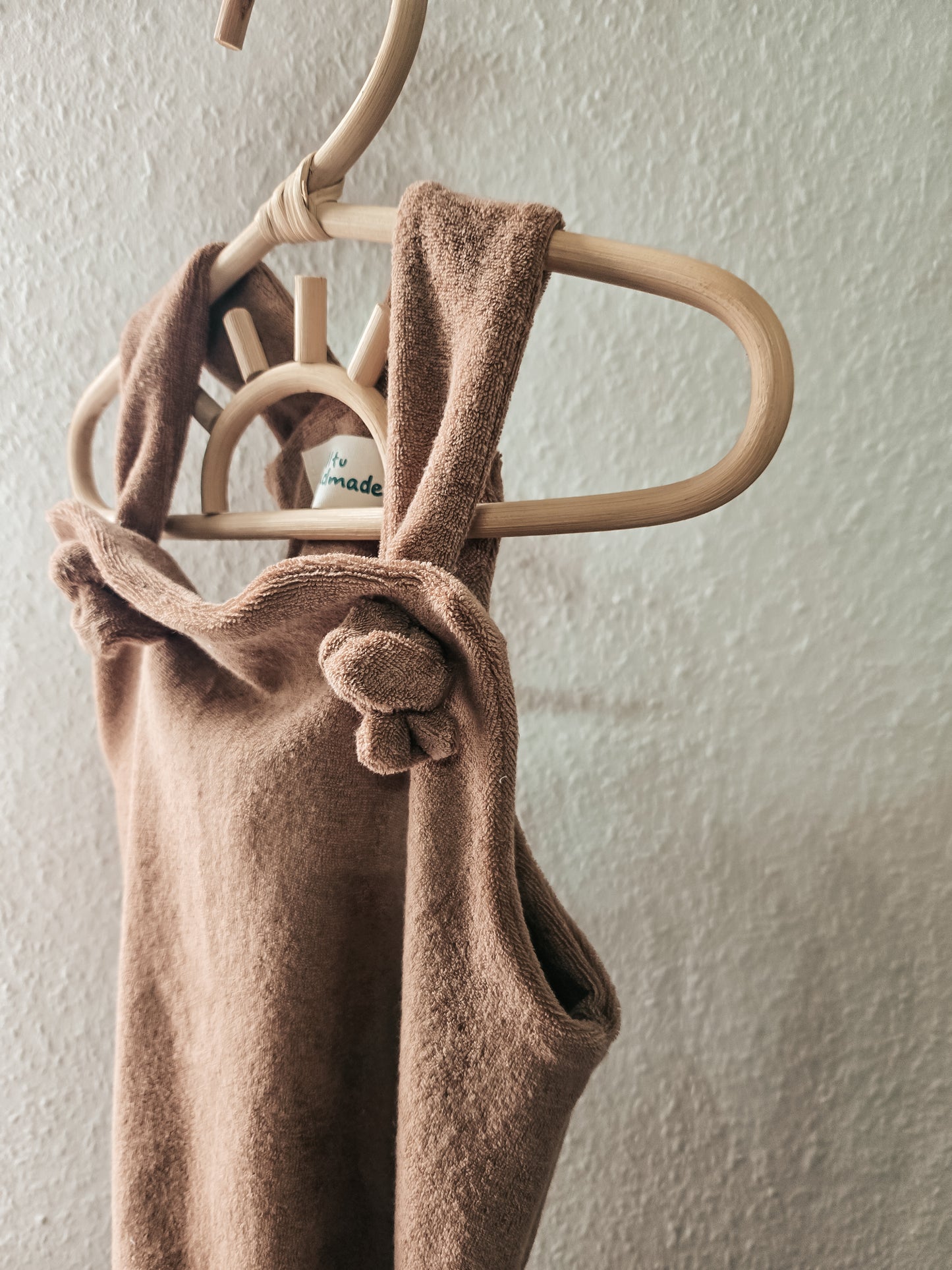 Handgemachte kurze Frottee-Latzhose aus Baumwolle für Babys und Kinder Kakao
