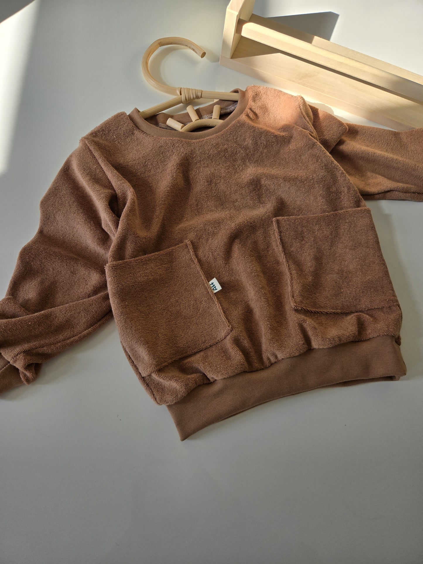 Frottee-Sweater aus Bio-Baumwolle in Braun – handgefertigt, mit Taschen, fair & bequem