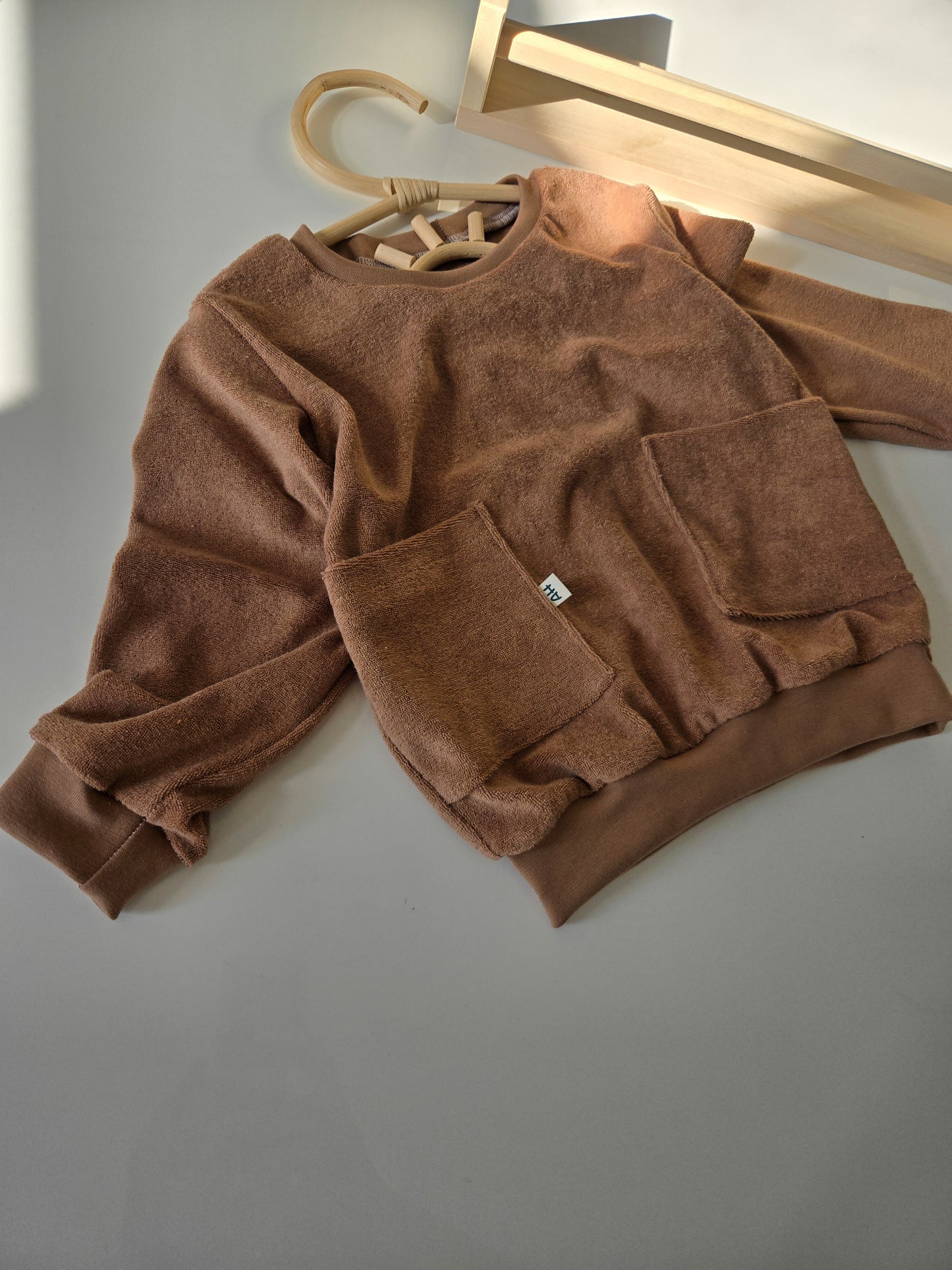 Handgemachter Frottee-Pullover aus Baumwolle in Kakaofarbe – mit Taschen, nachhaltig & gemütlich