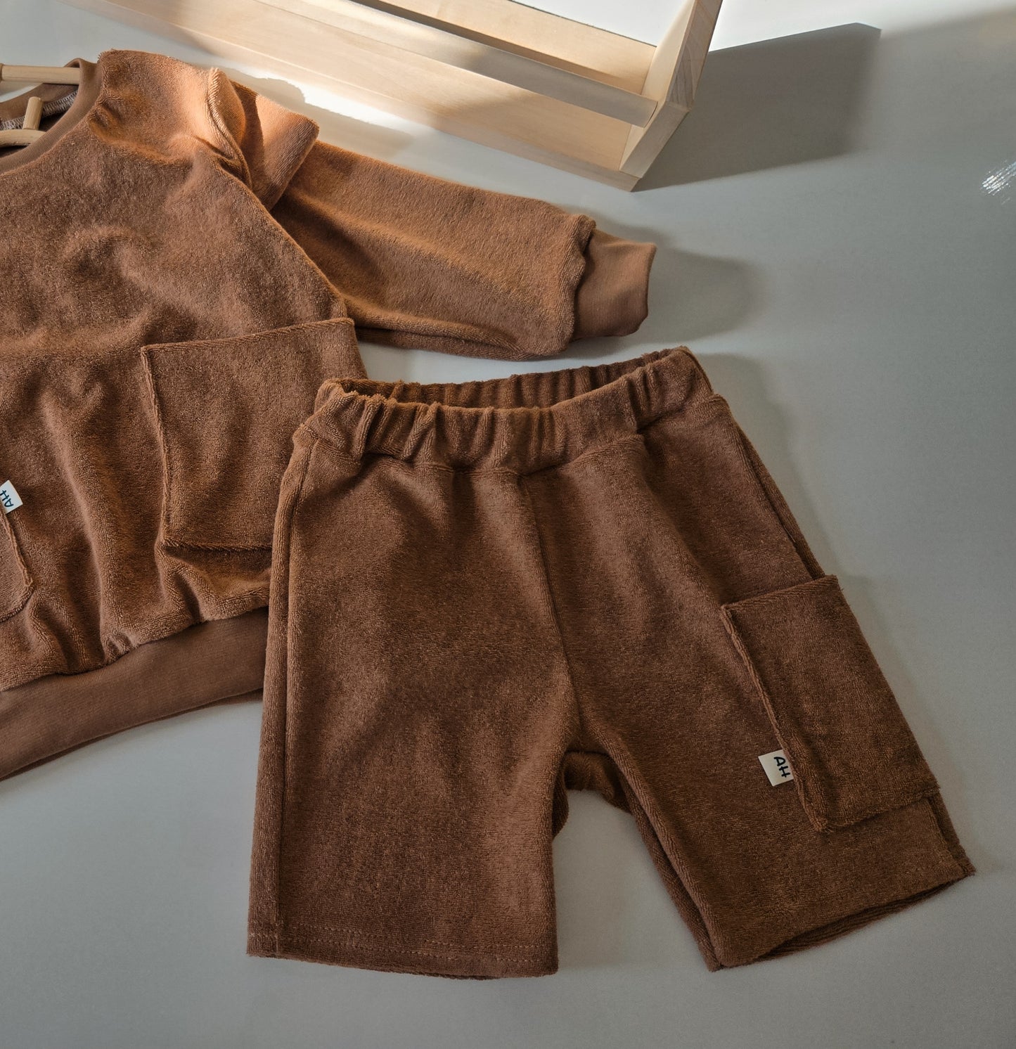 Handgemachte Frotee Shorts mit Taschen für Babys und Kinder in Kakao Farbe