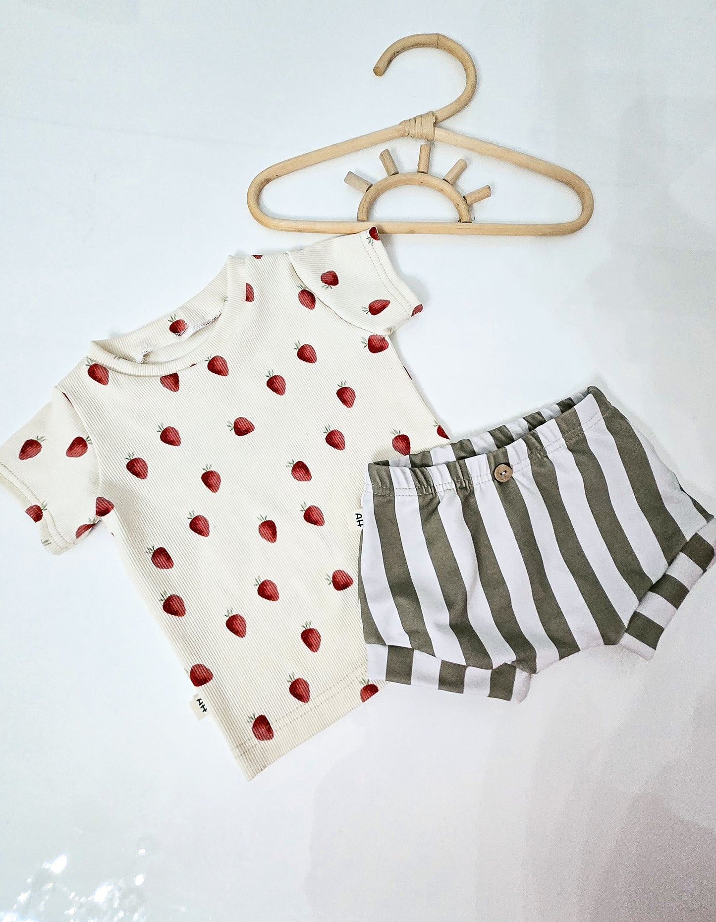 Handgemachtes T Shirt mit Erdbeeren Motiv für Babys und Kinder. Aus Baumwolle Rippjersey