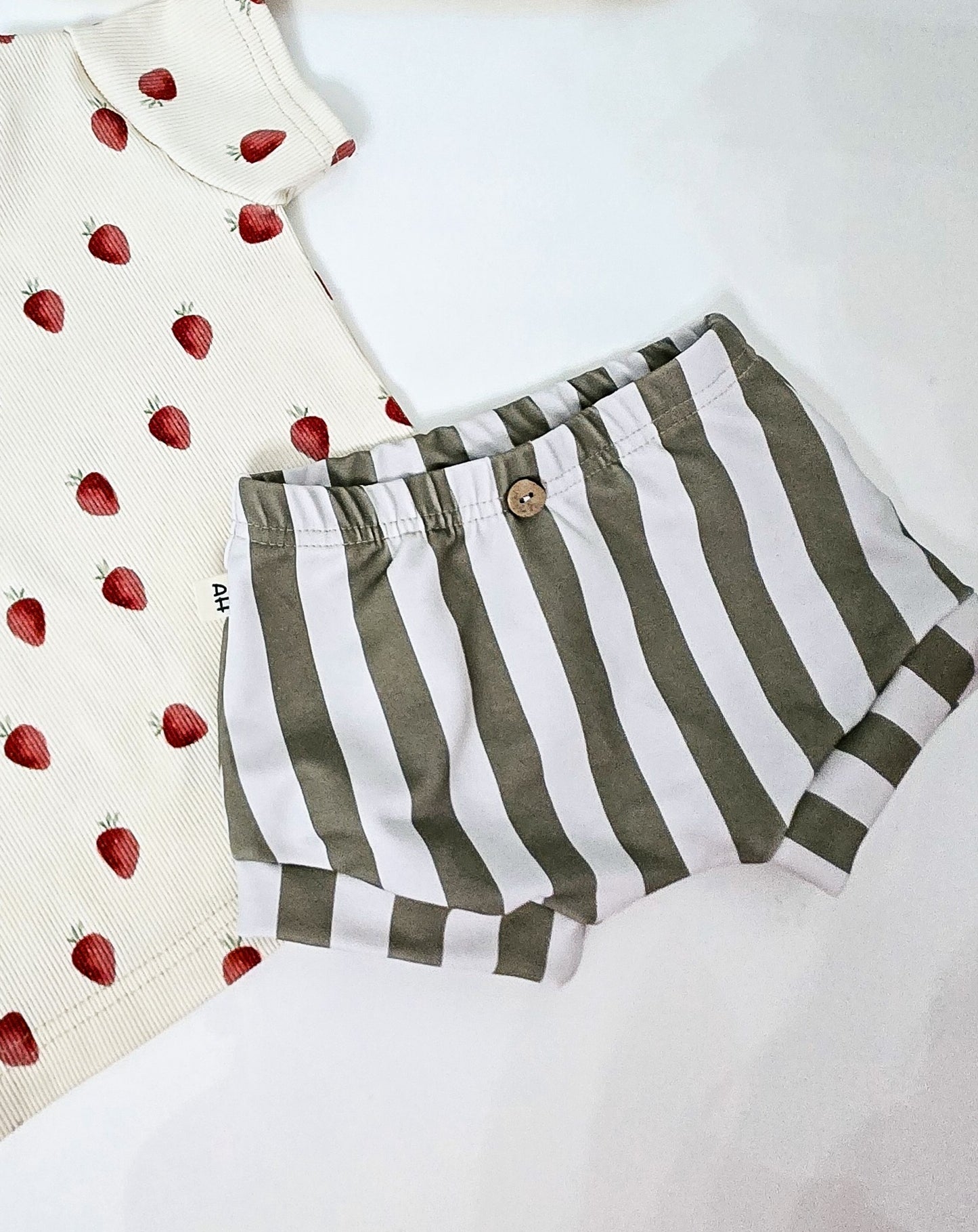 Cozy Bummies – French Terry Shorts in Olive-Streifen