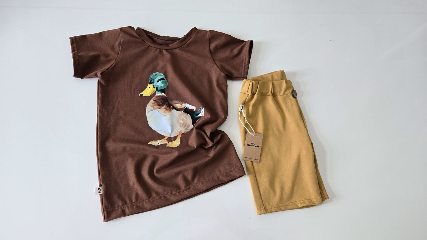Handgemachtes Kinderkleidung. T Shirt mit Ente Motiv und Semfgelb Shorts