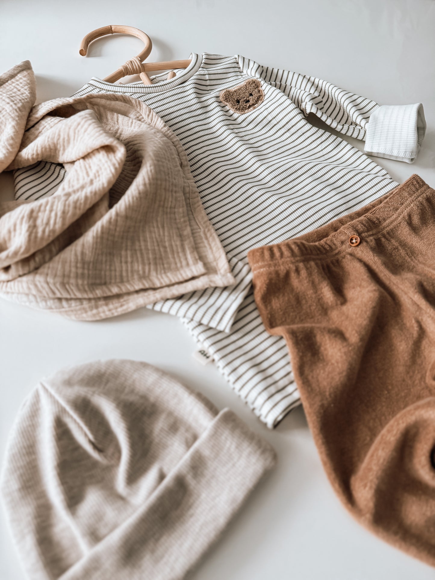 Handgemachtes Kinder Langarmshirt aus Rippjersey – Olive mit süßem Teddy-Patch