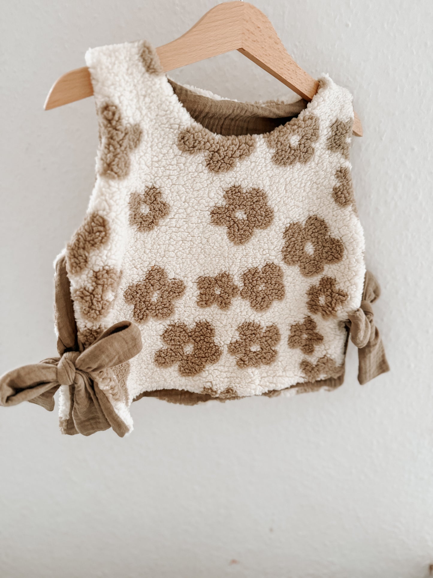 Handgemachte Teddy-Weste mit Schleifen – mit Musselin-Futter