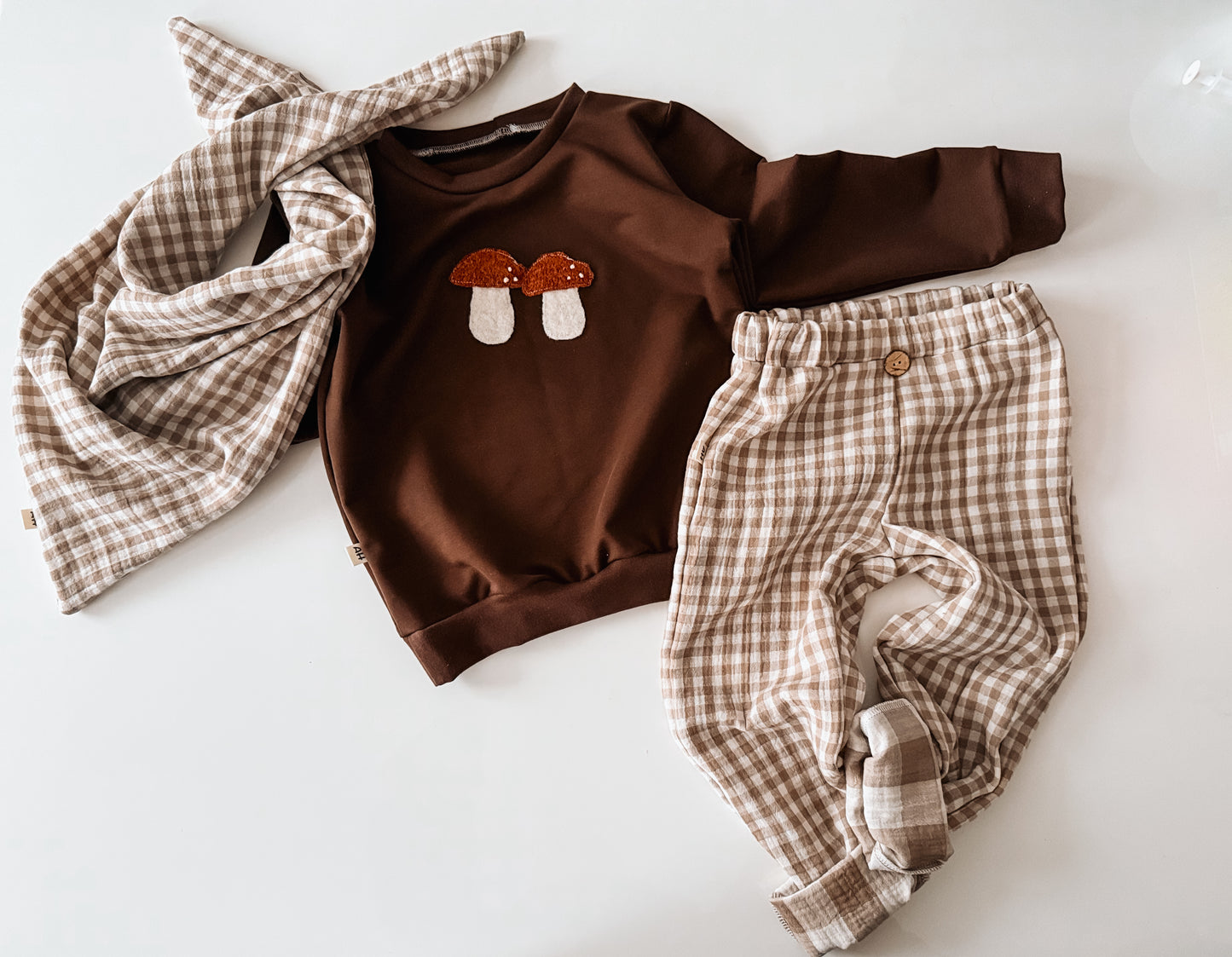 Handgemachter Kinderpullover aus Baumwoll French Terry - Schokobraun mit süßen Pilz-Applikationen
