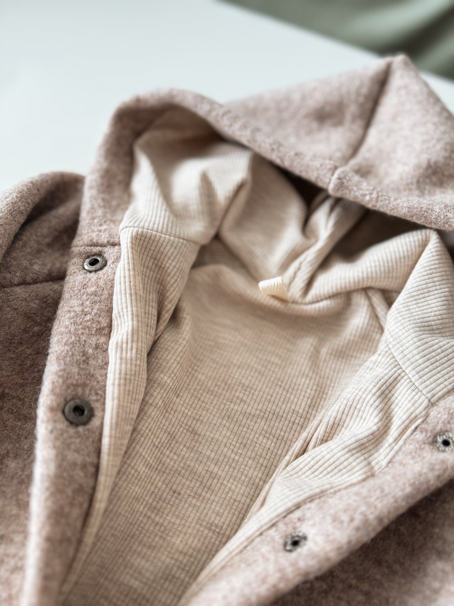 Beige Walkoverall mit Druckknöpfen