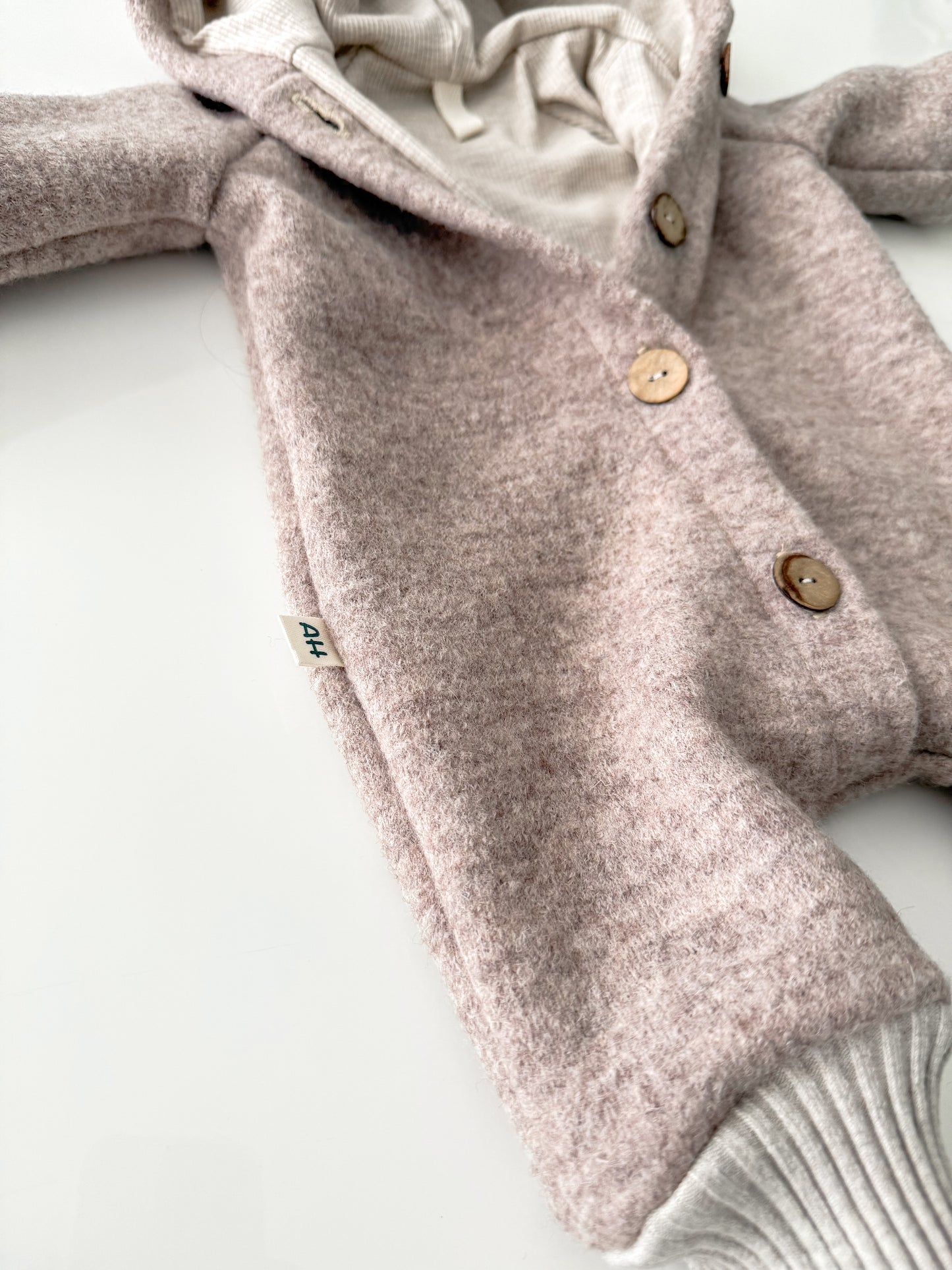 Beige Neutral Walkanzug Handmade MIT Kokosknöpfen