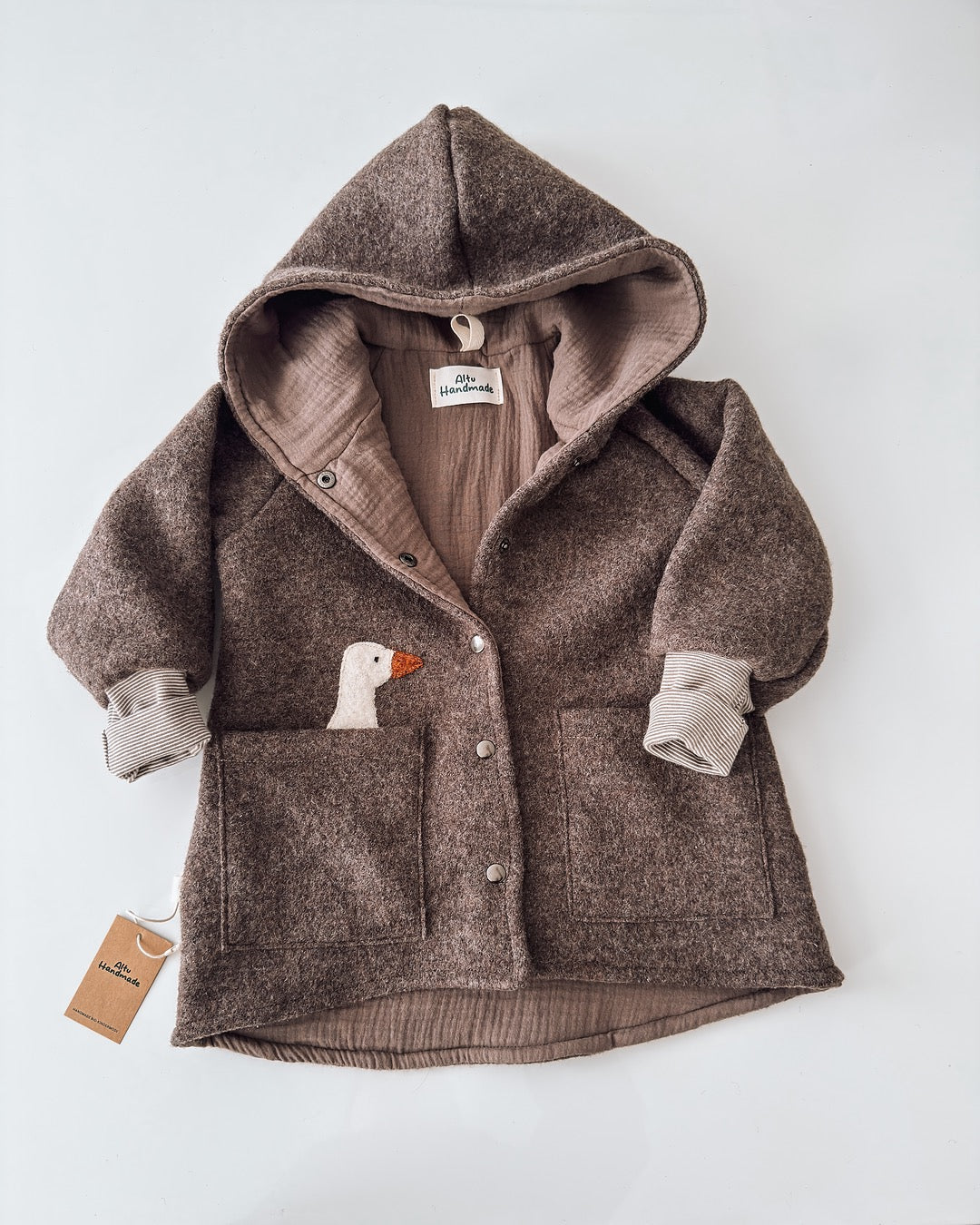 Handgemachte Walkjacke mit Gans-Applikation Braun