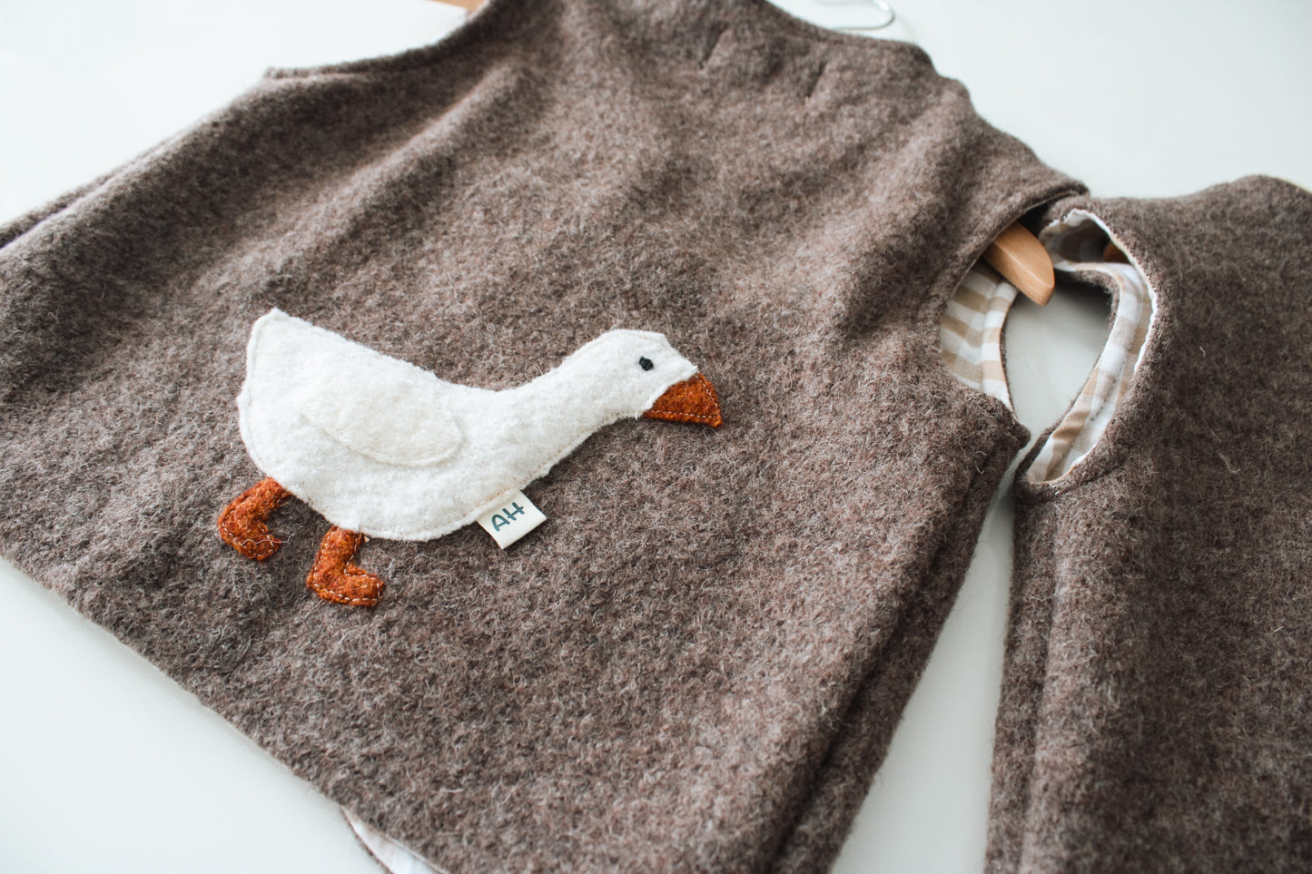 Wollwalkweste mit Gans-Motiv – Handmade & Unisex (Braun)