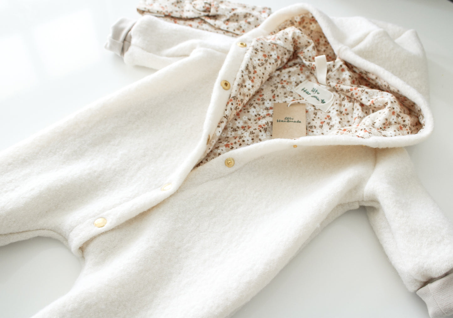 Weiß Baby Walkanzug für Mädchen aus Weiß schurwolle mit kleine blumene innerstoffe