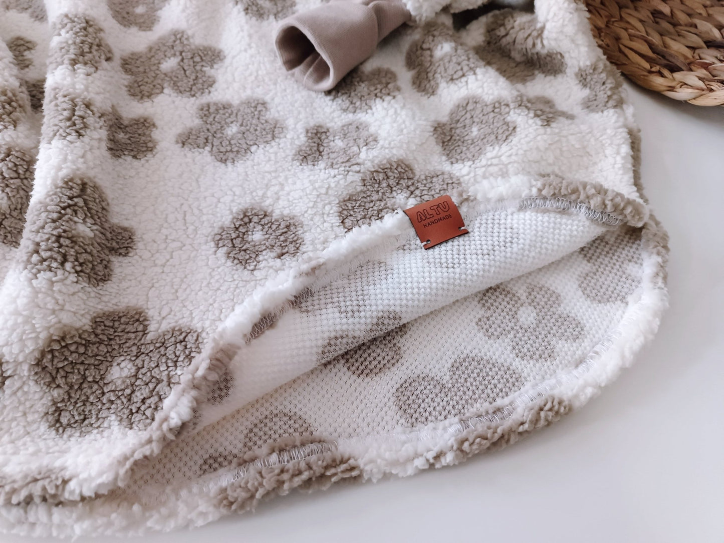 Teddy Blümen Beige Poncho Cape Jacke Handmade - AltuHandmadeAltuHandmadeTeddy Blümen Beige Poncho Cape Jacke Handmade