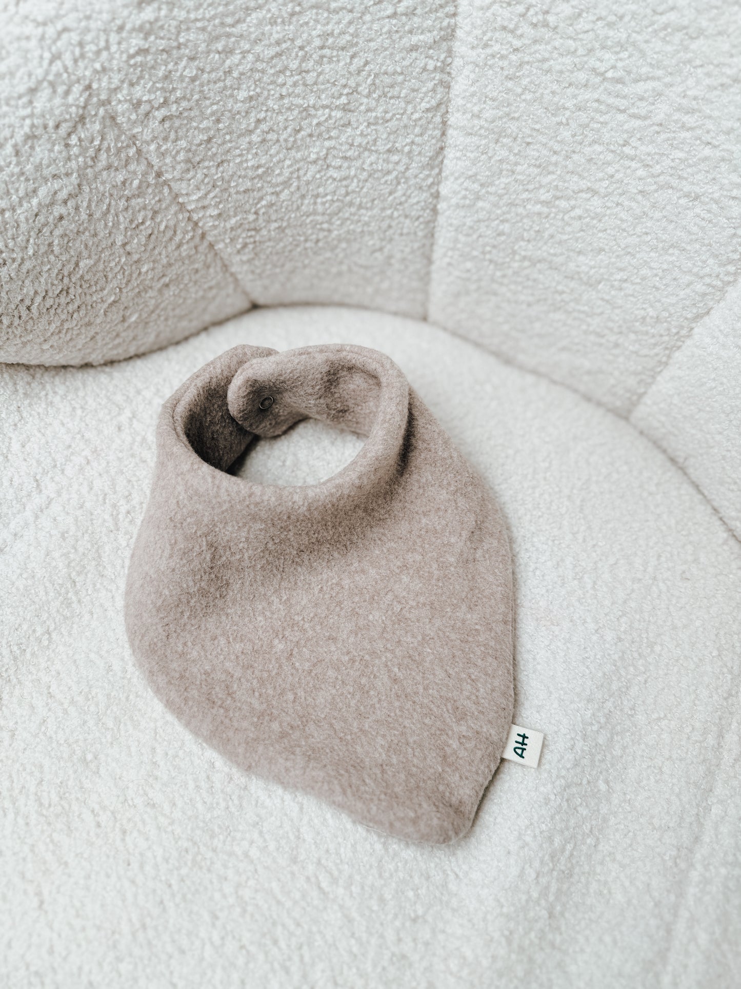 Baby Halstuch aus Baumwollfleece in Beige – Handmade Dreieckstuch (0–18 Monate)