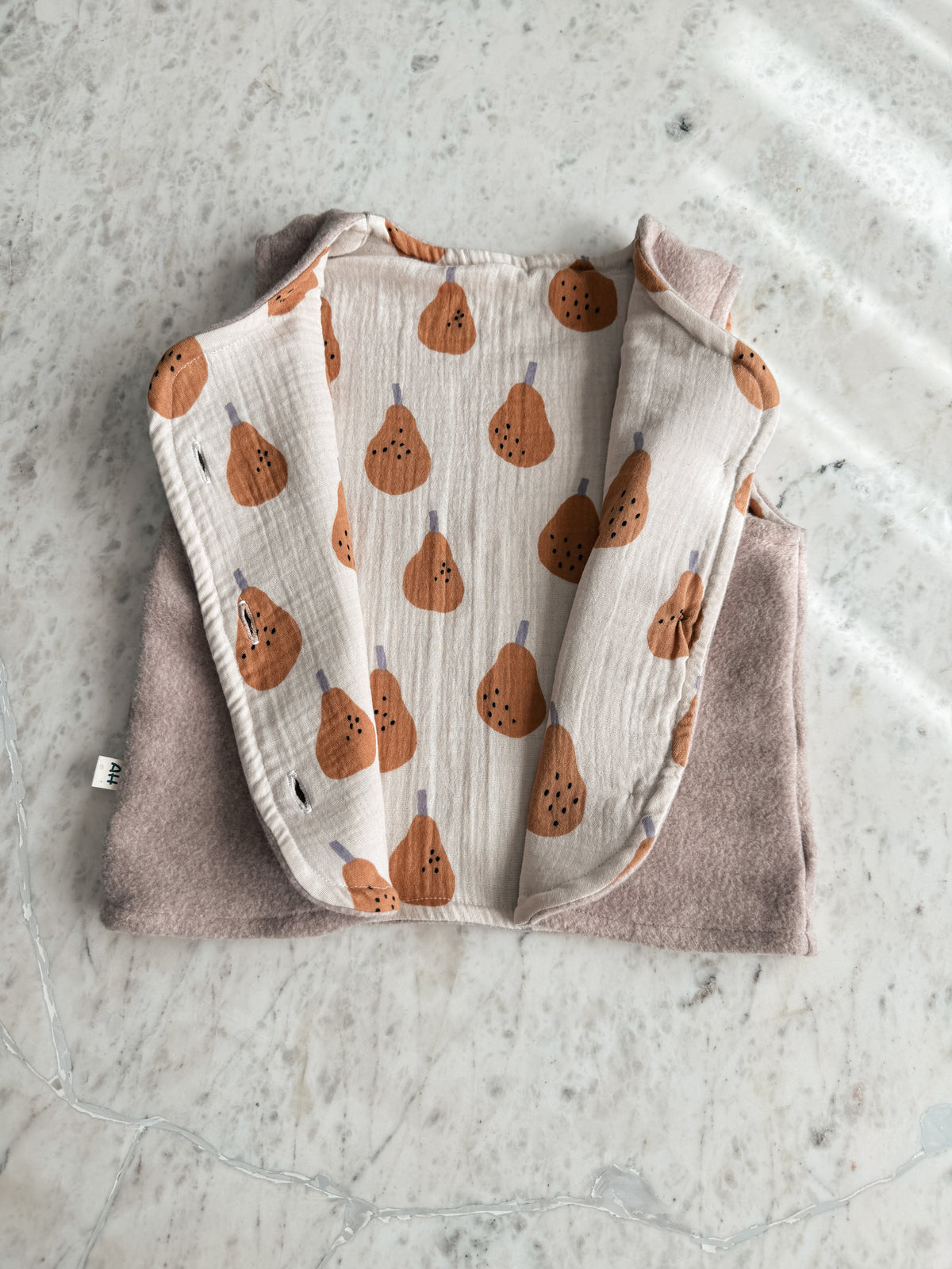Handgemachte Kinder Baumwollfleece Weste mit Birnen Musselin | Beige