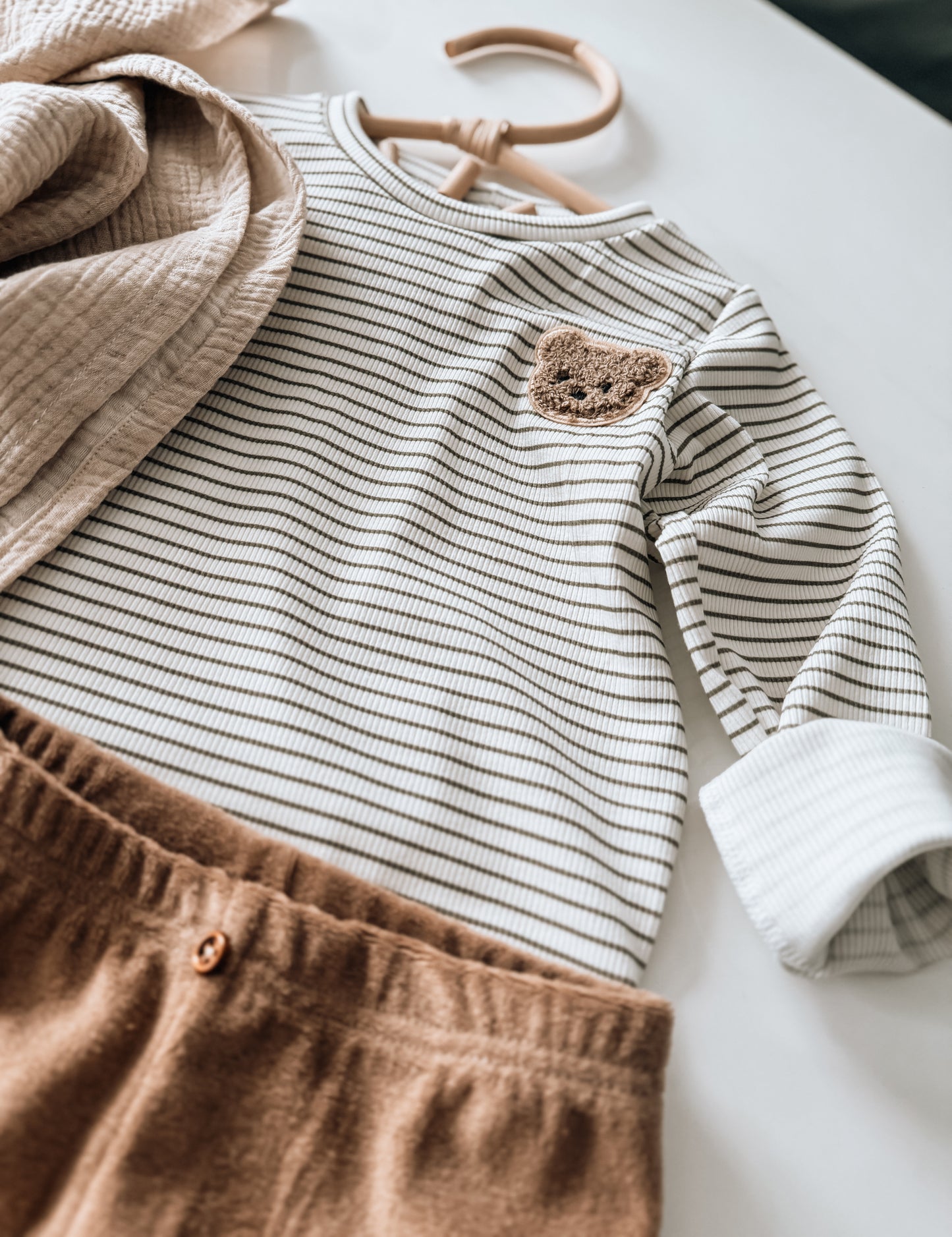 Handgemachtes Kinder Langarmshirt aus Rippjersey – Olive mit süßem Teddy-Patch