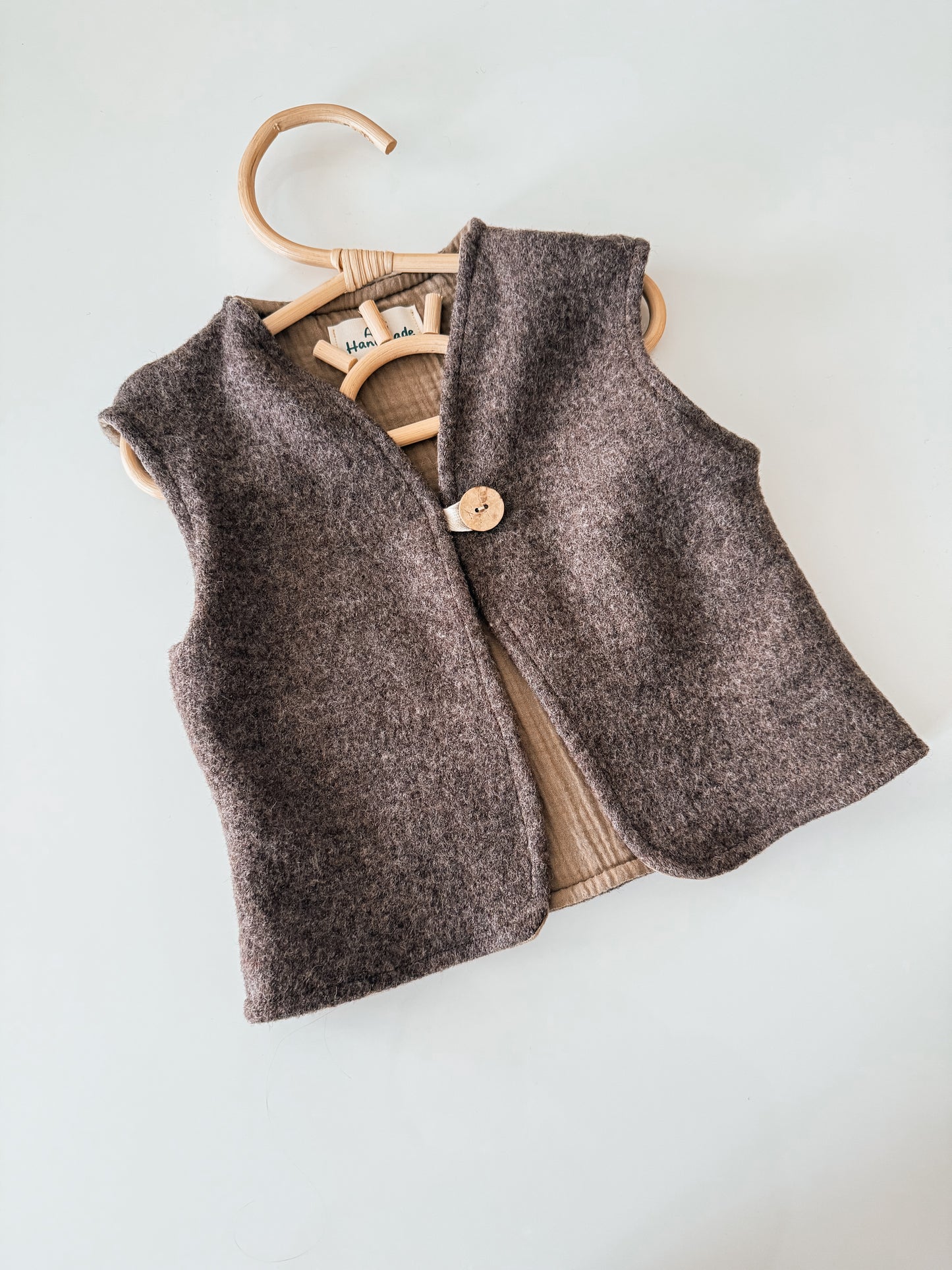 Wollwalkweste mit Huhn-Motiv – Handmade & Unisex (Braun)