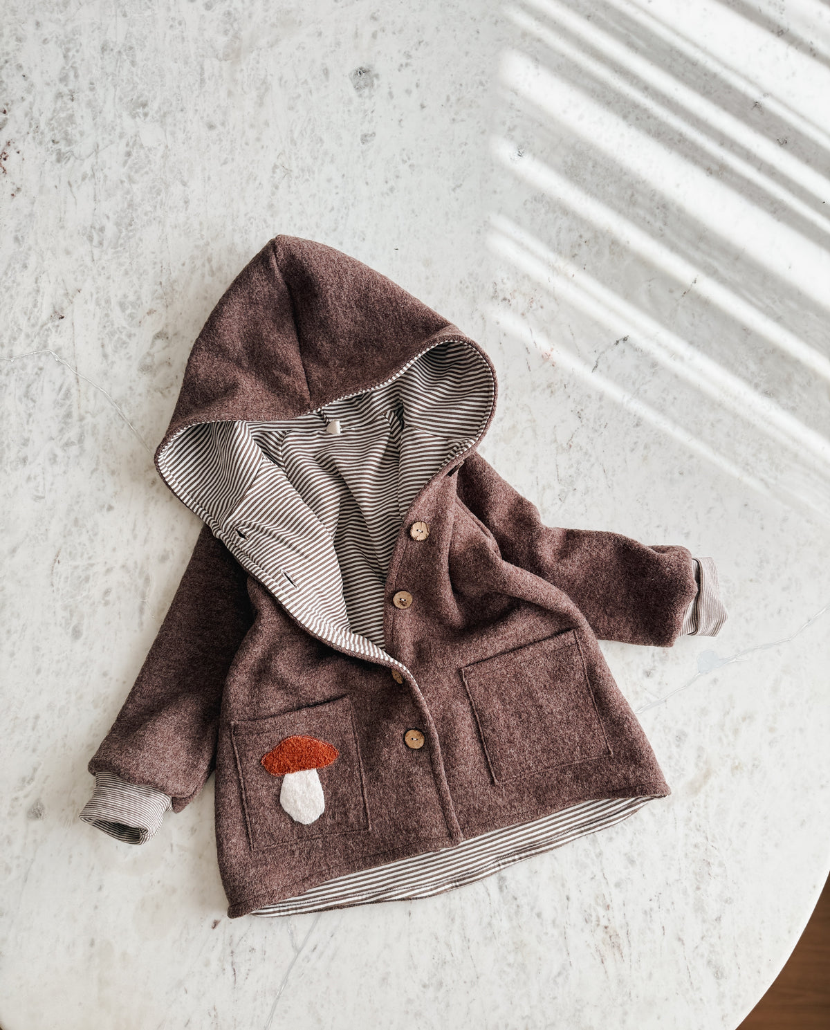 Kuschelige Walkjacke mit Fliegenpilz Applikation | Handgemacht für Kinder Braun