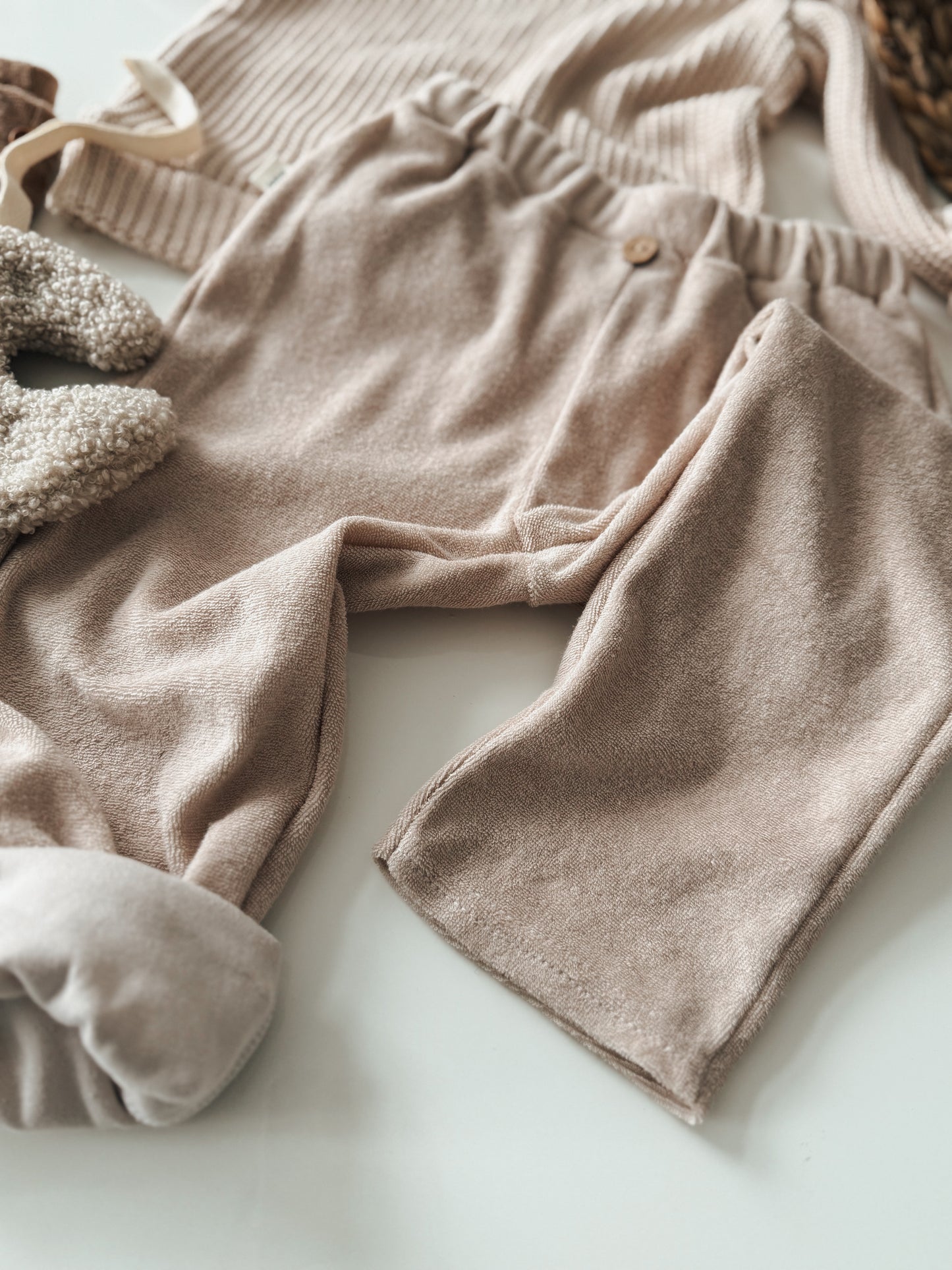 Handgemachte Frottee Cosy Hose aus Baumwolle – in Beige