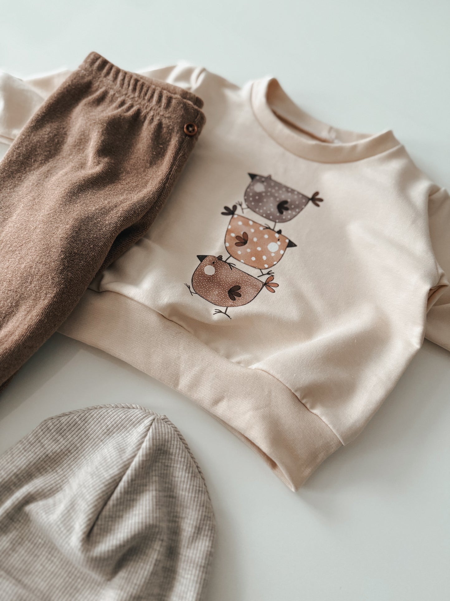 Handgemachter Oversize Pullover aus Baumwoll-French Terry – mit süßem Hühner-Motiv