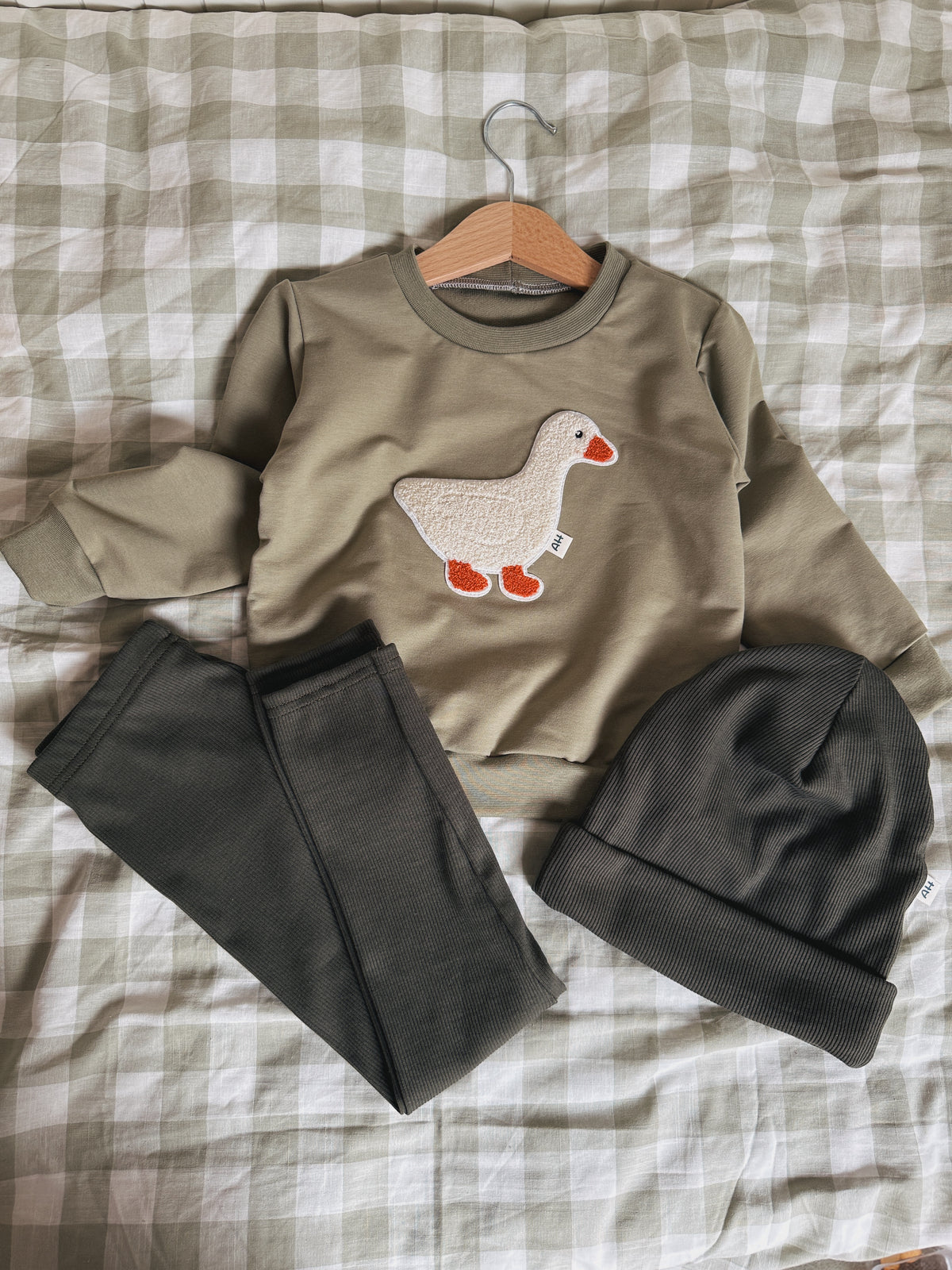 Handgemachter Kinderpullover in Olive aus French-Terry mit Gänse-Chenille-Patch