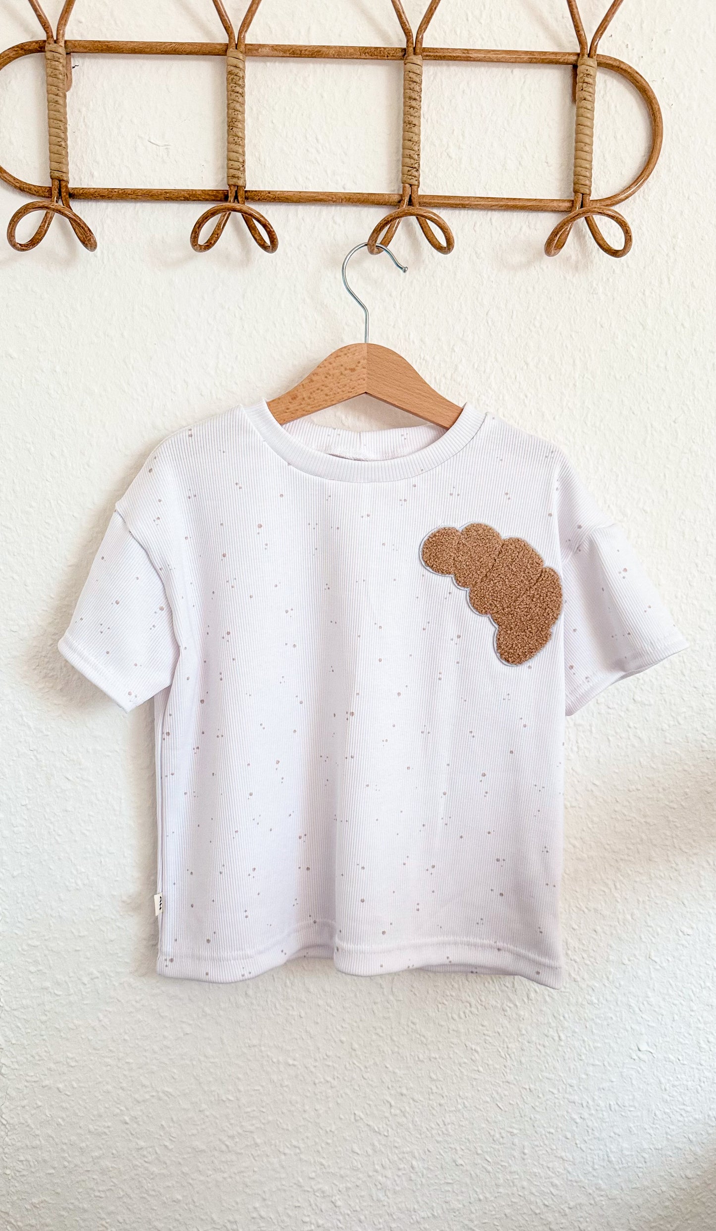 Weißes Oversize Unisex T-Shirt mit beigem Sprinkles Muster und Croissant Chenille Patch aus Baumwoll-Ripp-Jersey⁠