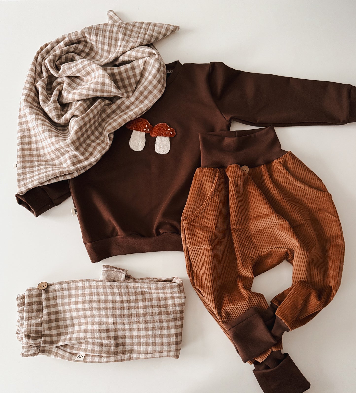 Handgemachter Kinderpullover aus Baumwoll French Terry - Schokobraun mit süßen Pilz-Applikationen