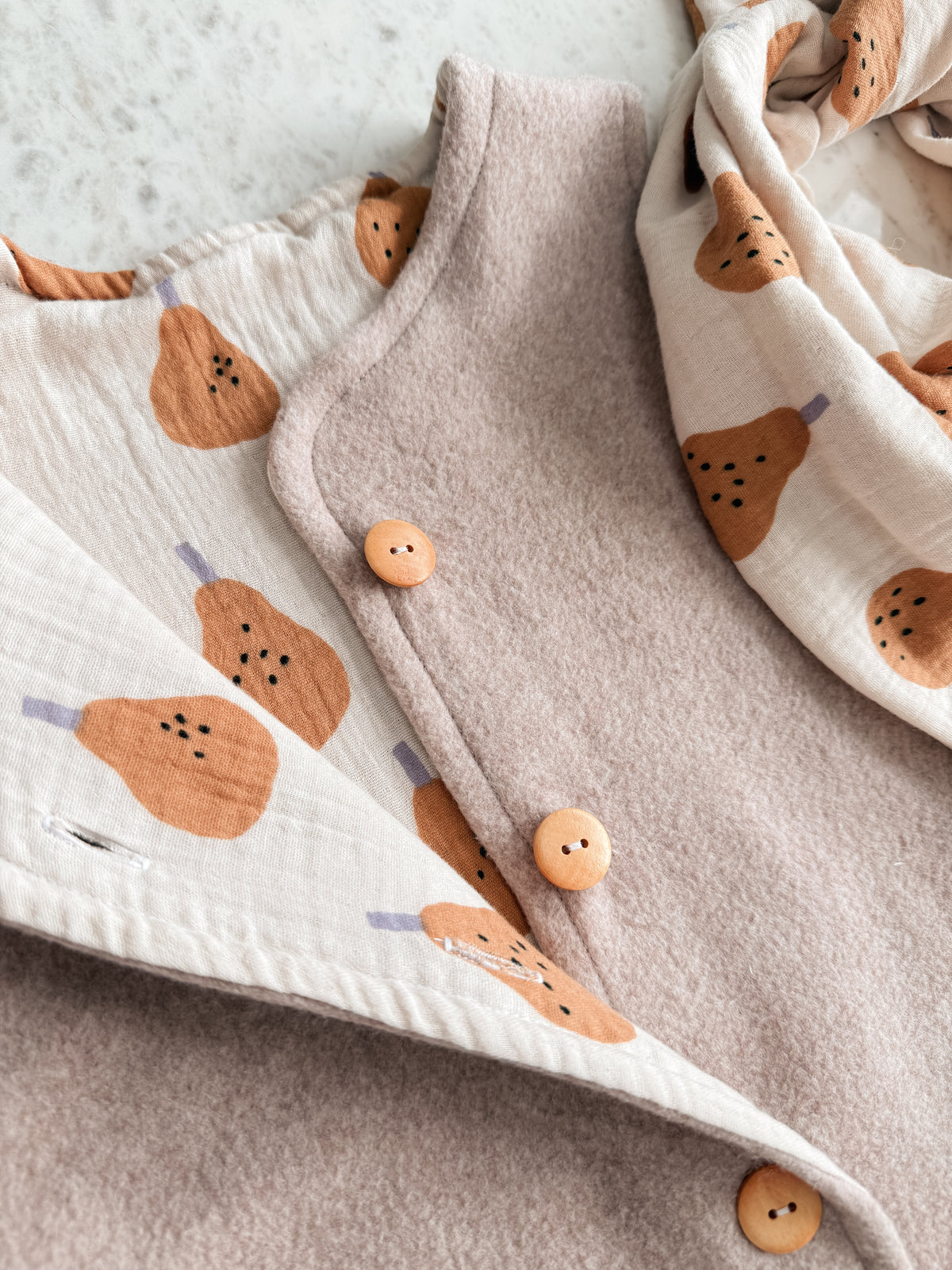 Handgemachte Kinder Baumwollfleece Weste mit Birnen Musselin | Beige