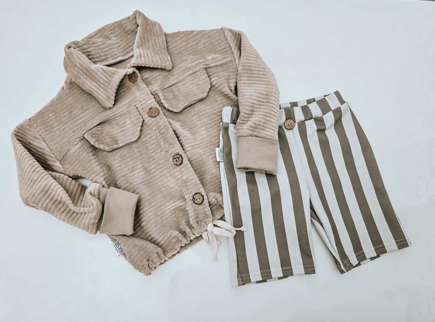 Shorts Olive Streifen – aus French Terry Baumwolle (Unisex)