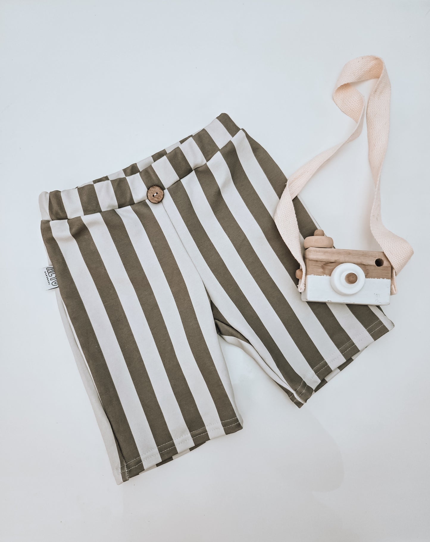 Shorts Olive Streifen – aus French Terry Baumwolle (Unisex)