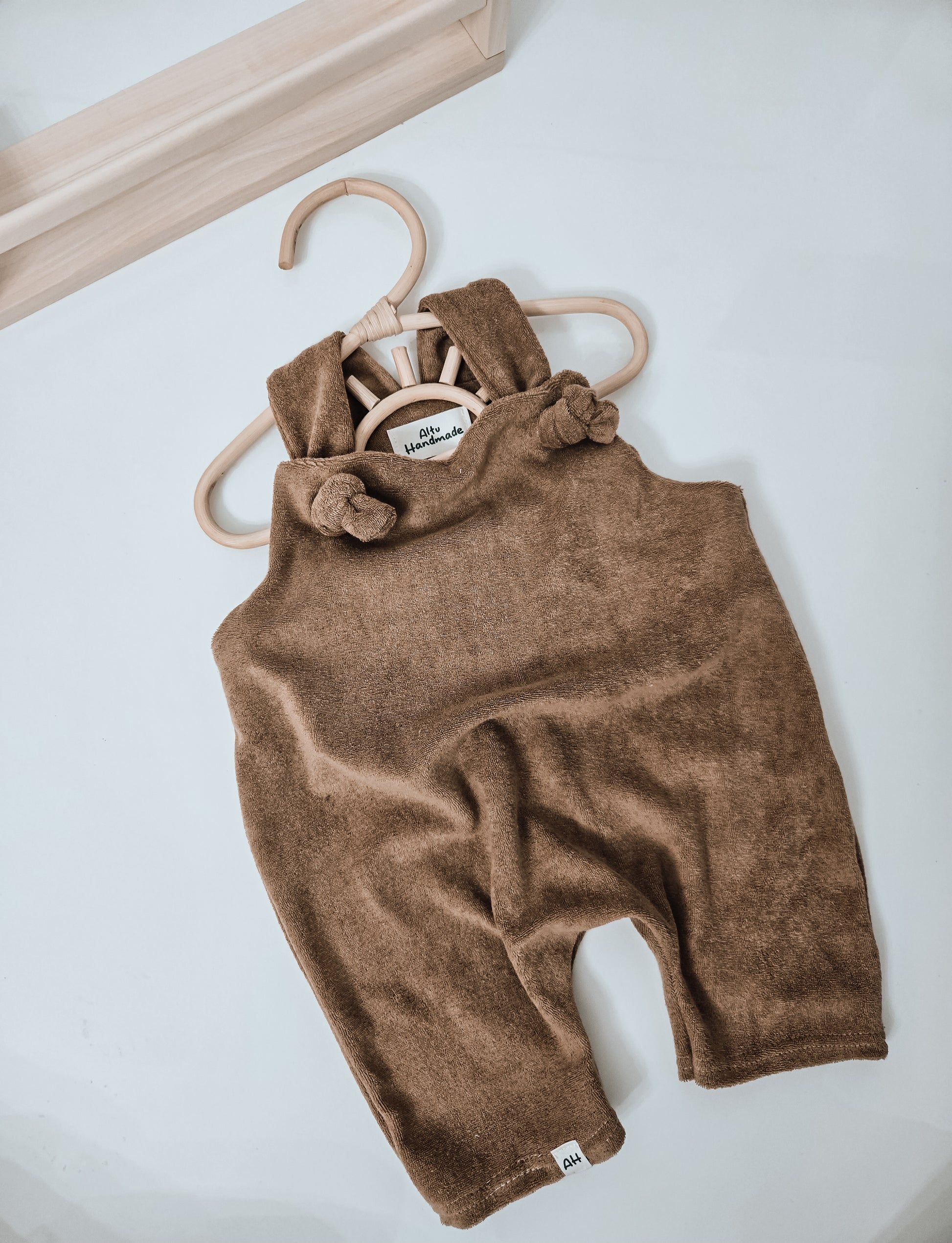 Handmade Frottee Kurze Sommer Latzhose Für Kinder und Babys. Neutral kakao - braun Farbe