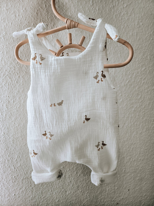 Handmade Musselin Strampler - Latzhose aus Bio-Baumwolle – Entenmotiv (Weiß)