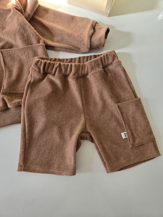 Handgemachtes Frottee Shorts mit Taschen. Für Jungen und Mädchen in Kakao - Braun Farbe