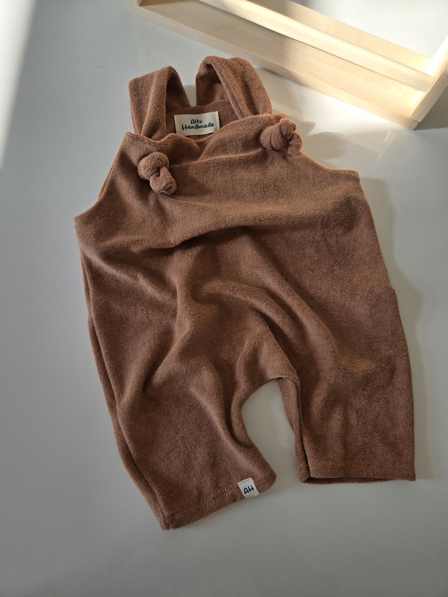 Handgemachte kurze Frottee-Latzhose aus Baumwolle für Babys und Kinder Kakao