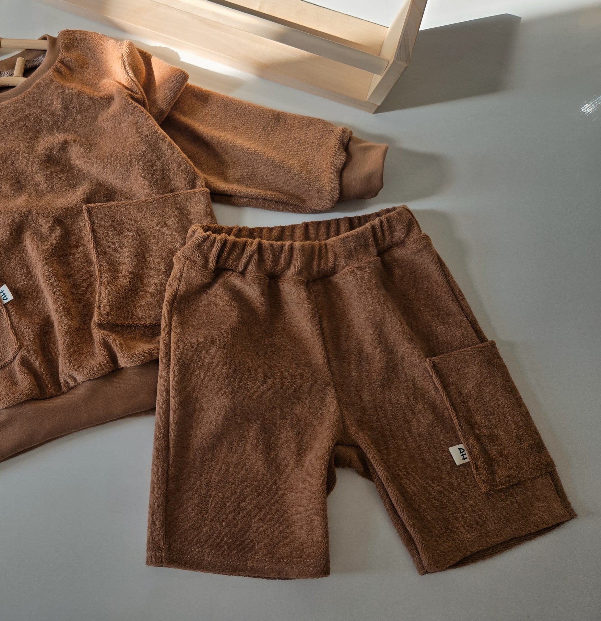 Handgemachte Frotee Shorts mit Taschen für Babys und Kinder in Kakao Farbe