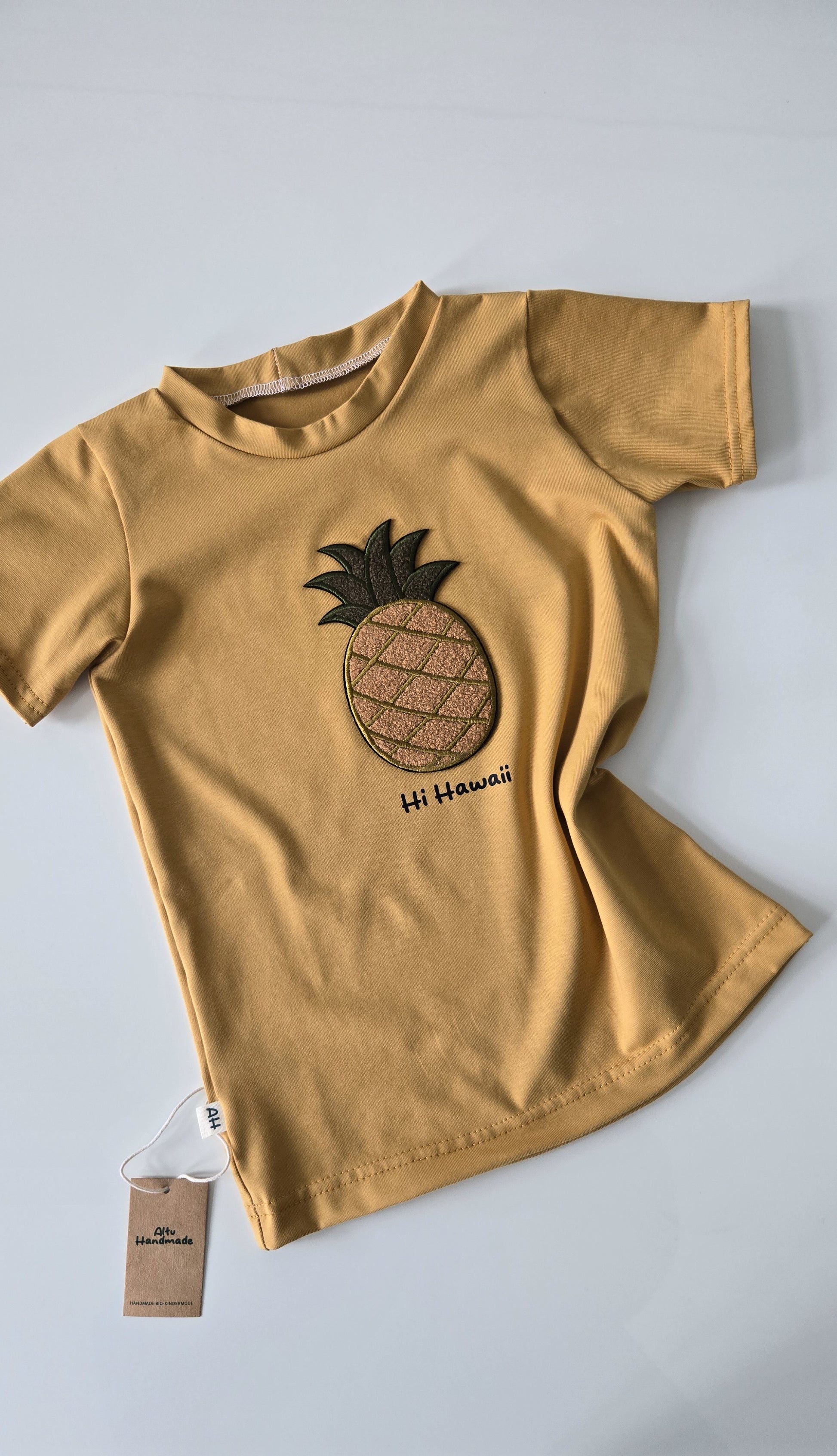 Bio-Baumwollshirt mit Ananas-Patch – handmade, Rippjersey, genderneutral
