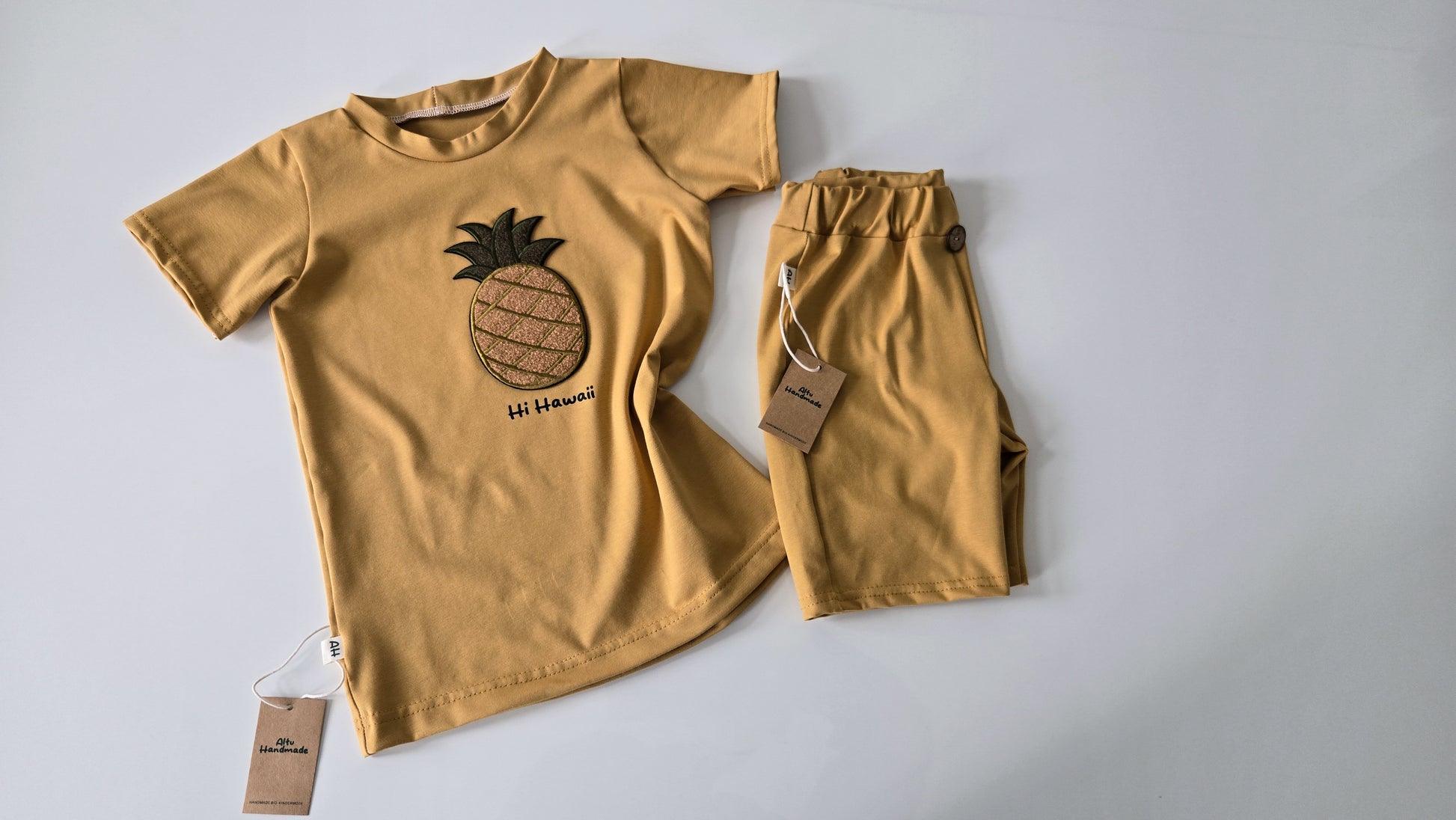 Senfgelb Handmade T Shirt für Kinder mit Ananas Patch Hi Hawaii