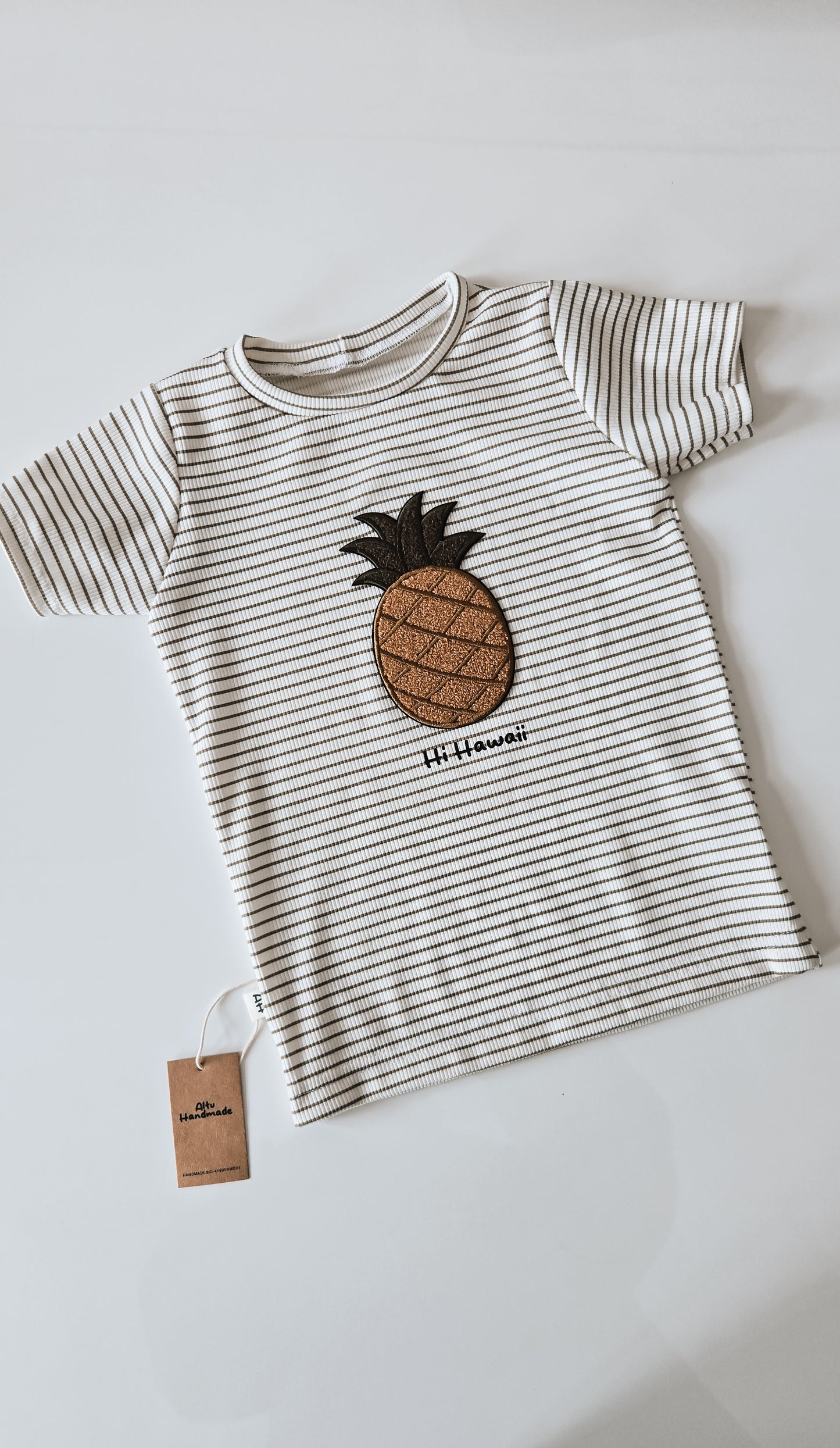 Nachhaltiges Bio-T-Shirt mit Ananas Chenille-Applikation – Rippjersey, handgemacht, unisex