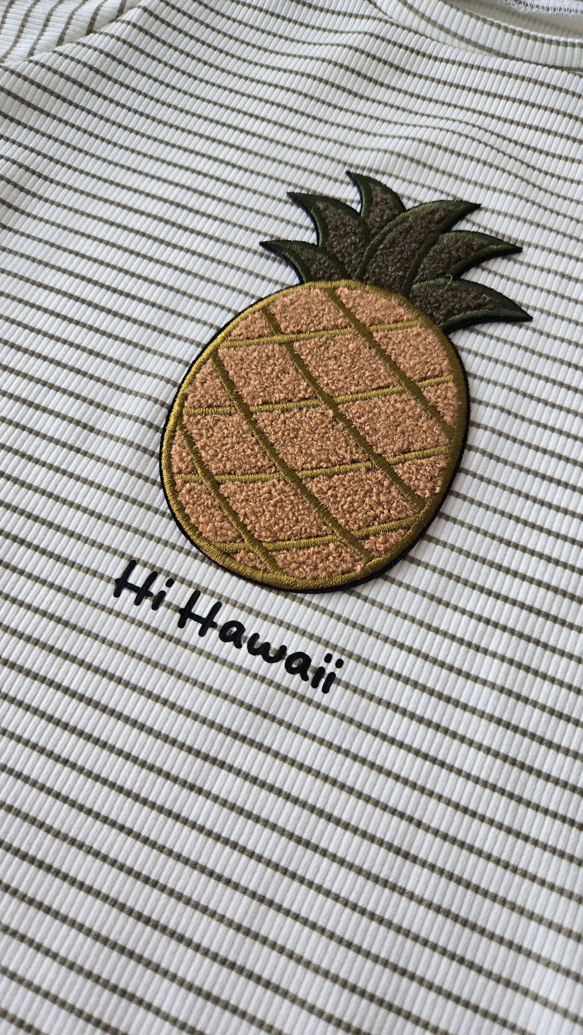 Genderneutrales T-Shirt aus organischer Baumwolle mit Ananas-Patch – handmade & umweltfreundlich