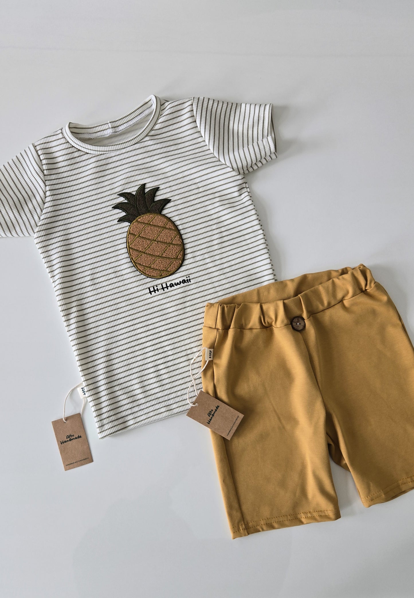 Bio-Baumwollshirt mit Ananas-Patch – handmade, Rippjersey, genderneutral“
