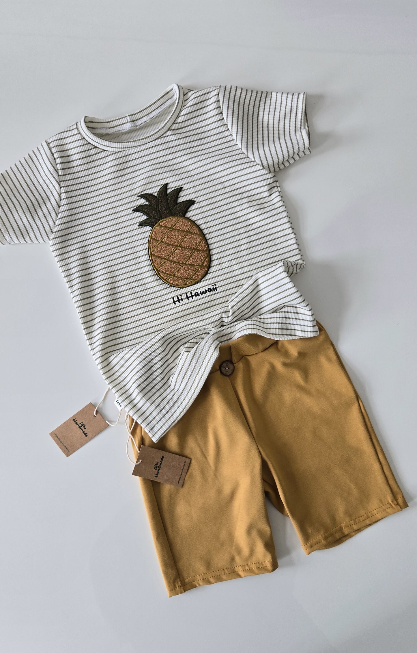 Handgemachtes T-Shirt aus Bio-Rippjersey mit Ananas Chenille-Patch – genderneutral & nachhaltig