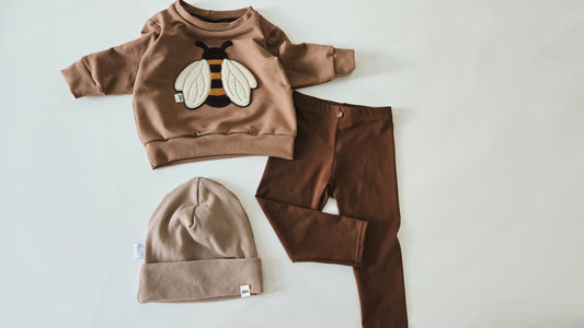 Handmade Kinder Outfit. Pullover mit Biene Motiv, Rippenjersey Beanie und Leggings aus organischen Baumwolljersey 