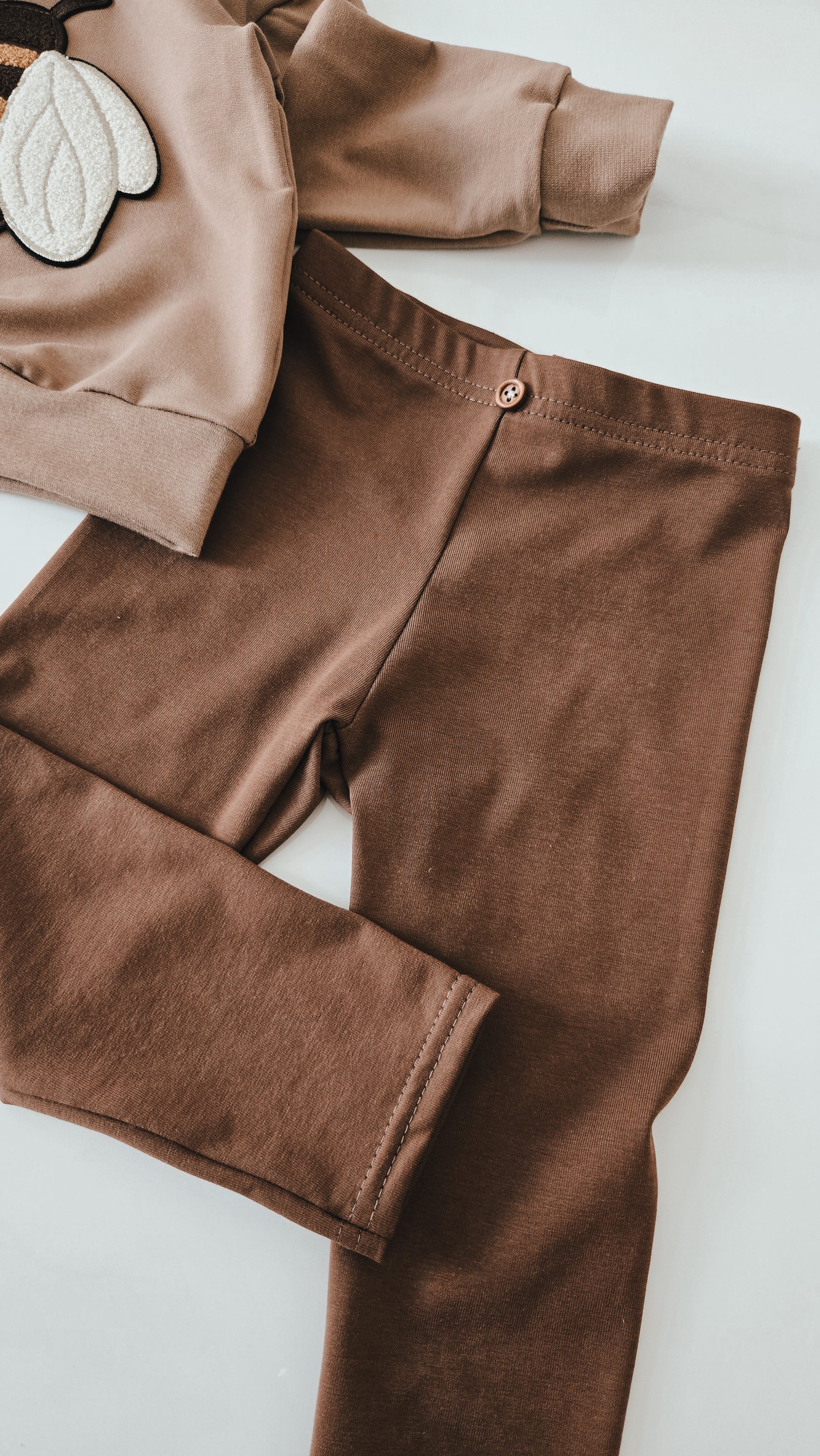 Unisex Leggings aus braunem Bio-Baumwolljersey – handgemacht & nachhaltig