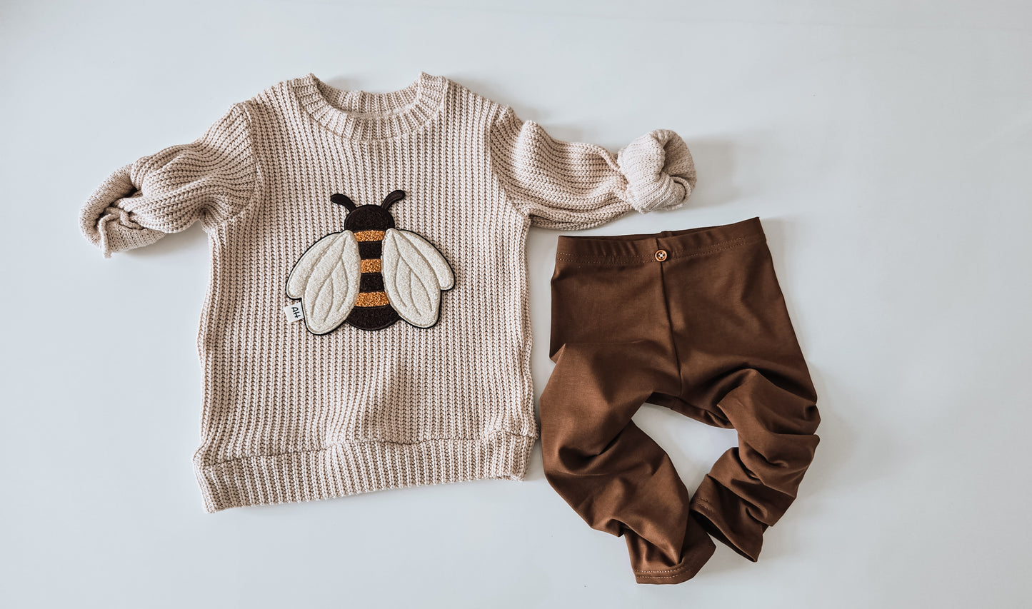 Handgemachte Strickpullover Mit Biene Chenille-Patch. Aus Beige Baumwolle Strickstoffe 