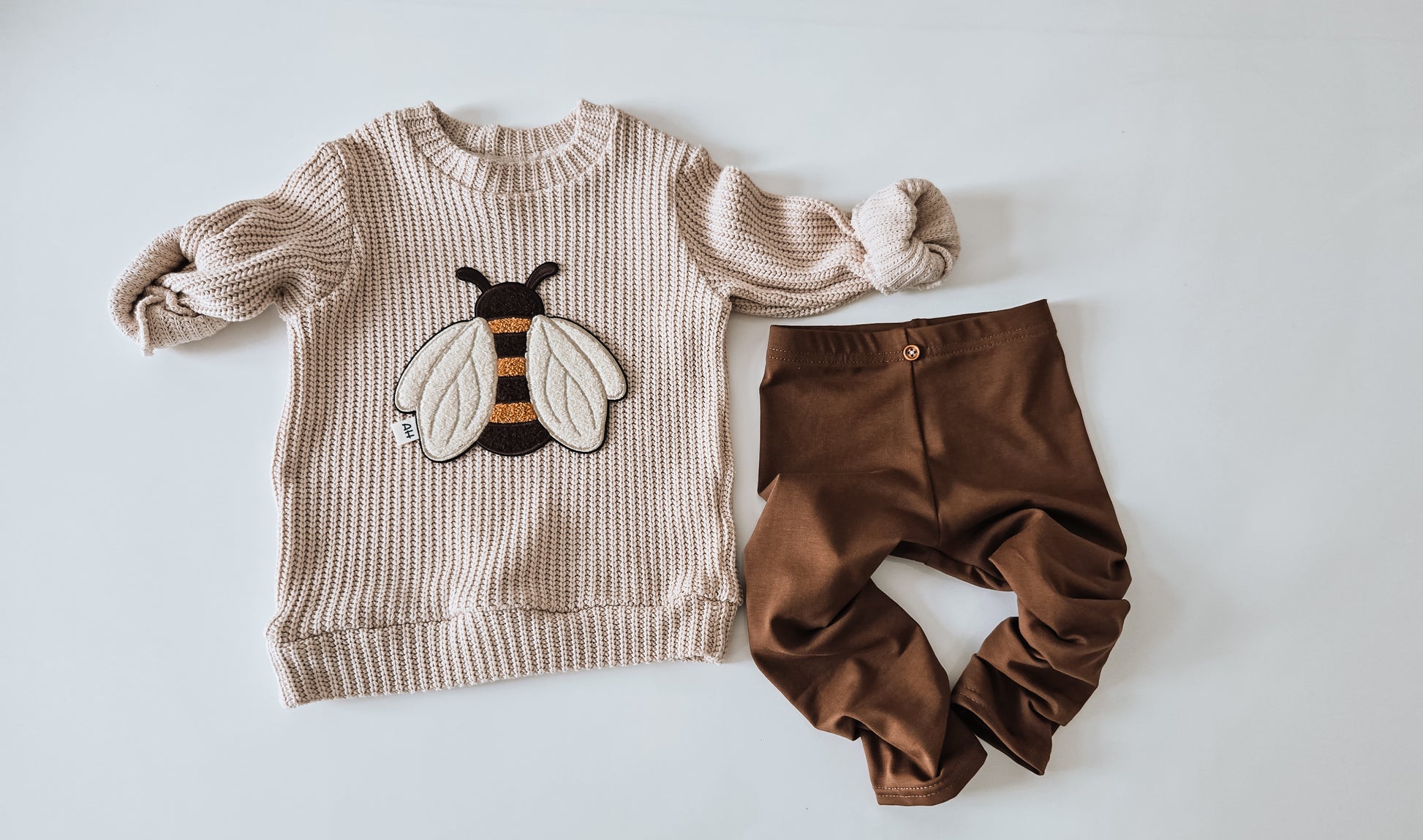 Handgemachte Strickpullover Mit Biene Chenille-Patch. Aus Beige Baumwolle Strickstoffe 