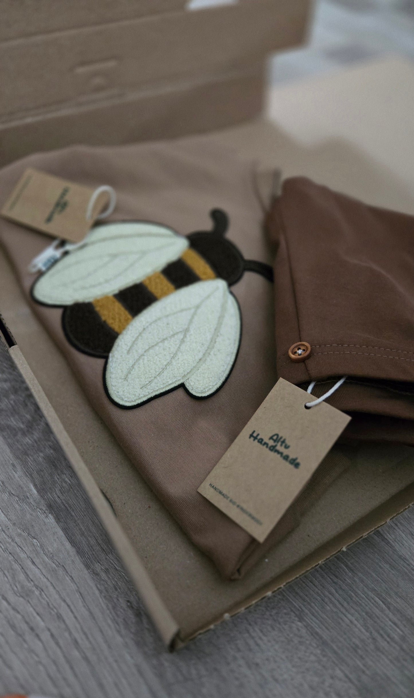 Handmade Luxus Pullover "Biene" – Bio French Terry ( Kakao)