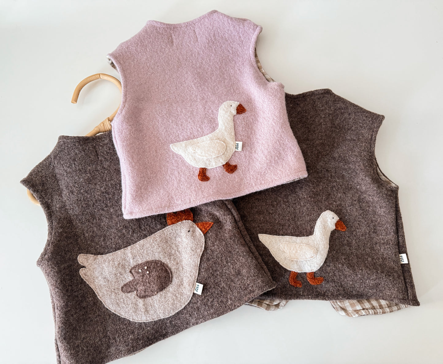 Wollwalkweste mit Huhn-Motiv – Handmade & Unisex (Braun)