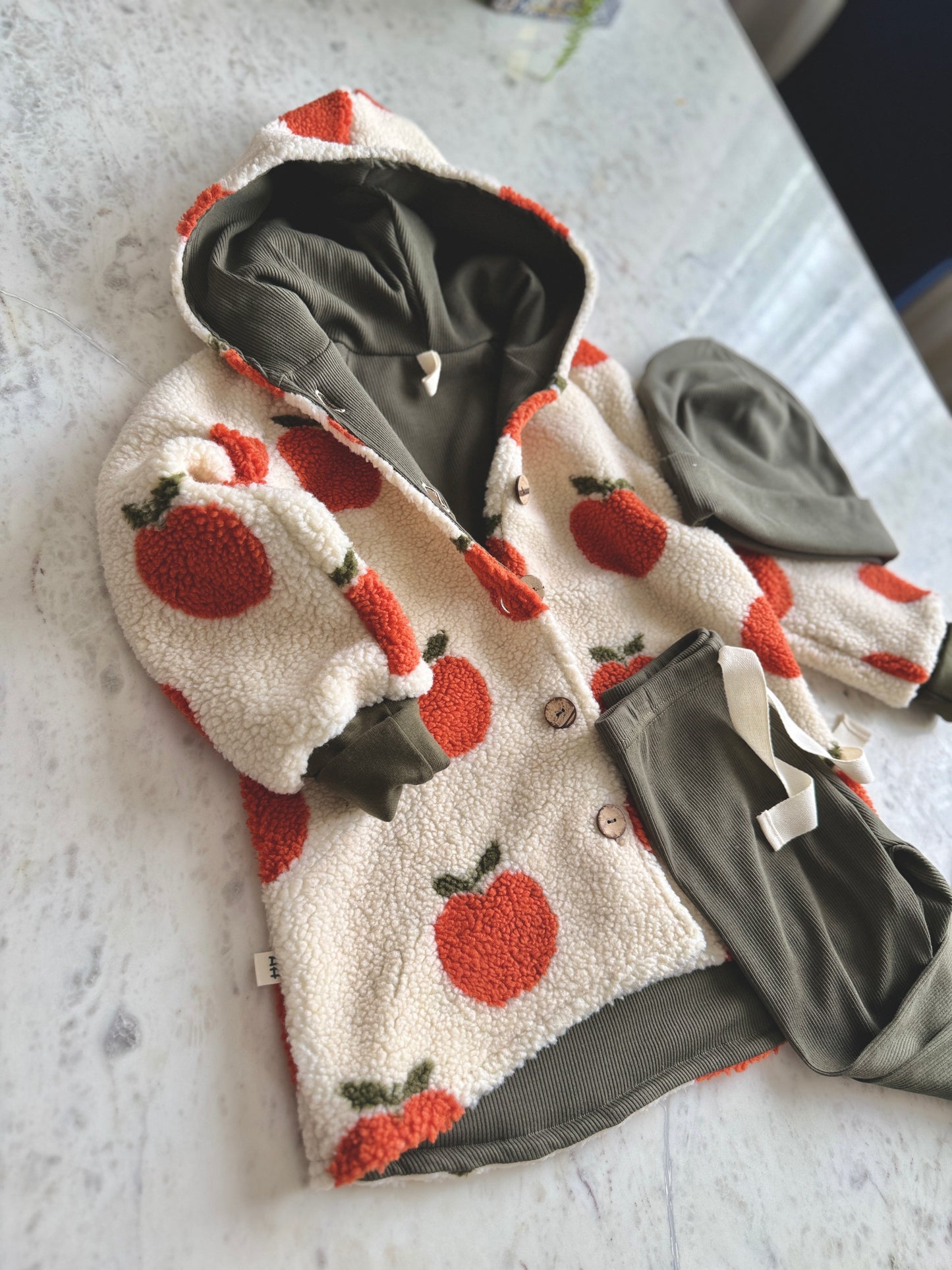 Teddyjacke für Kinder mit Apfel-Motiv – Unisex mit Baumwoll Rippjersey Innerstoffe